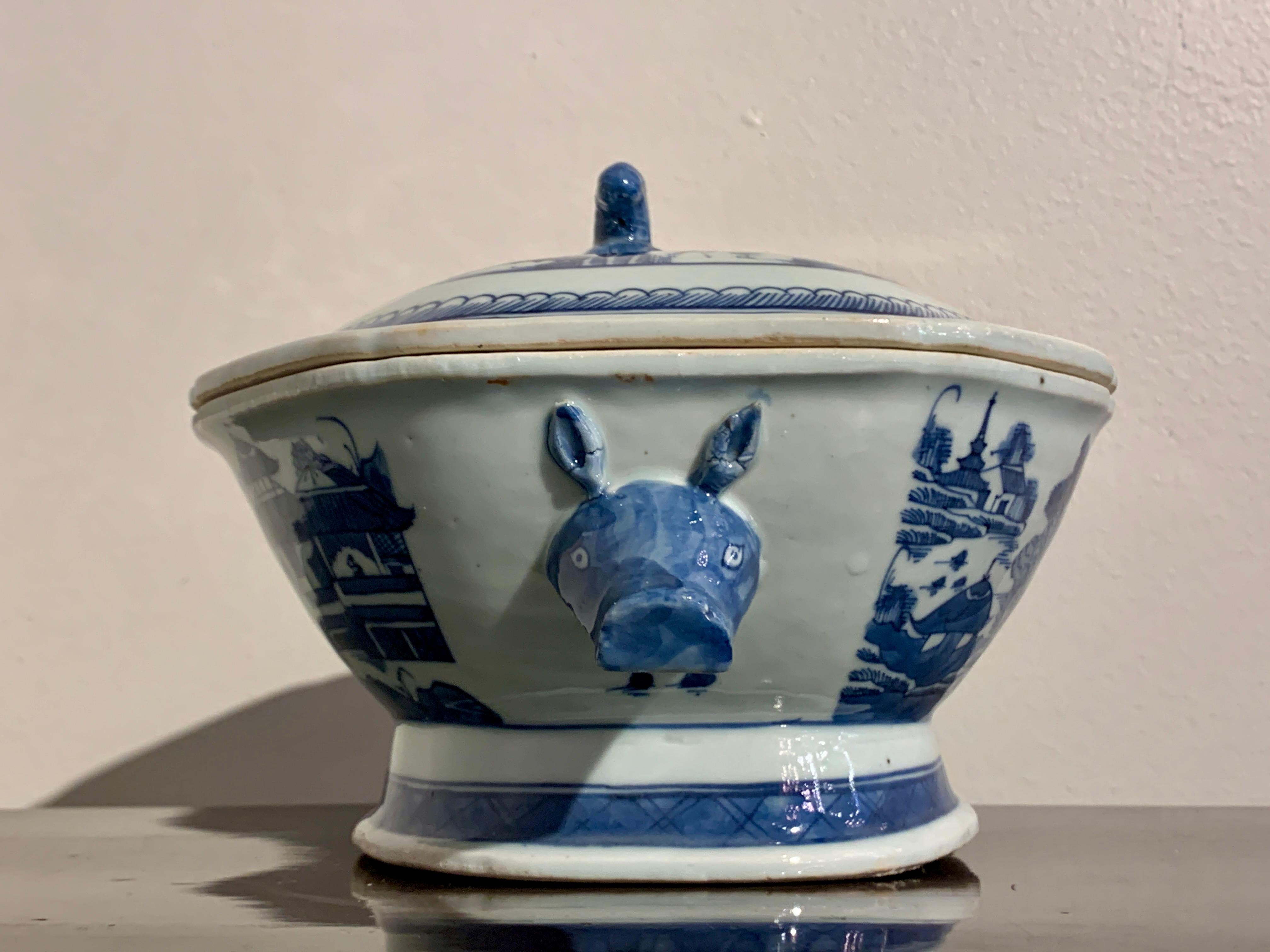 Chinese Export Blue and White Porcelain Covered Tureen and Platter, 19th Cenutry In Good Condition For Sale In Austin, TX