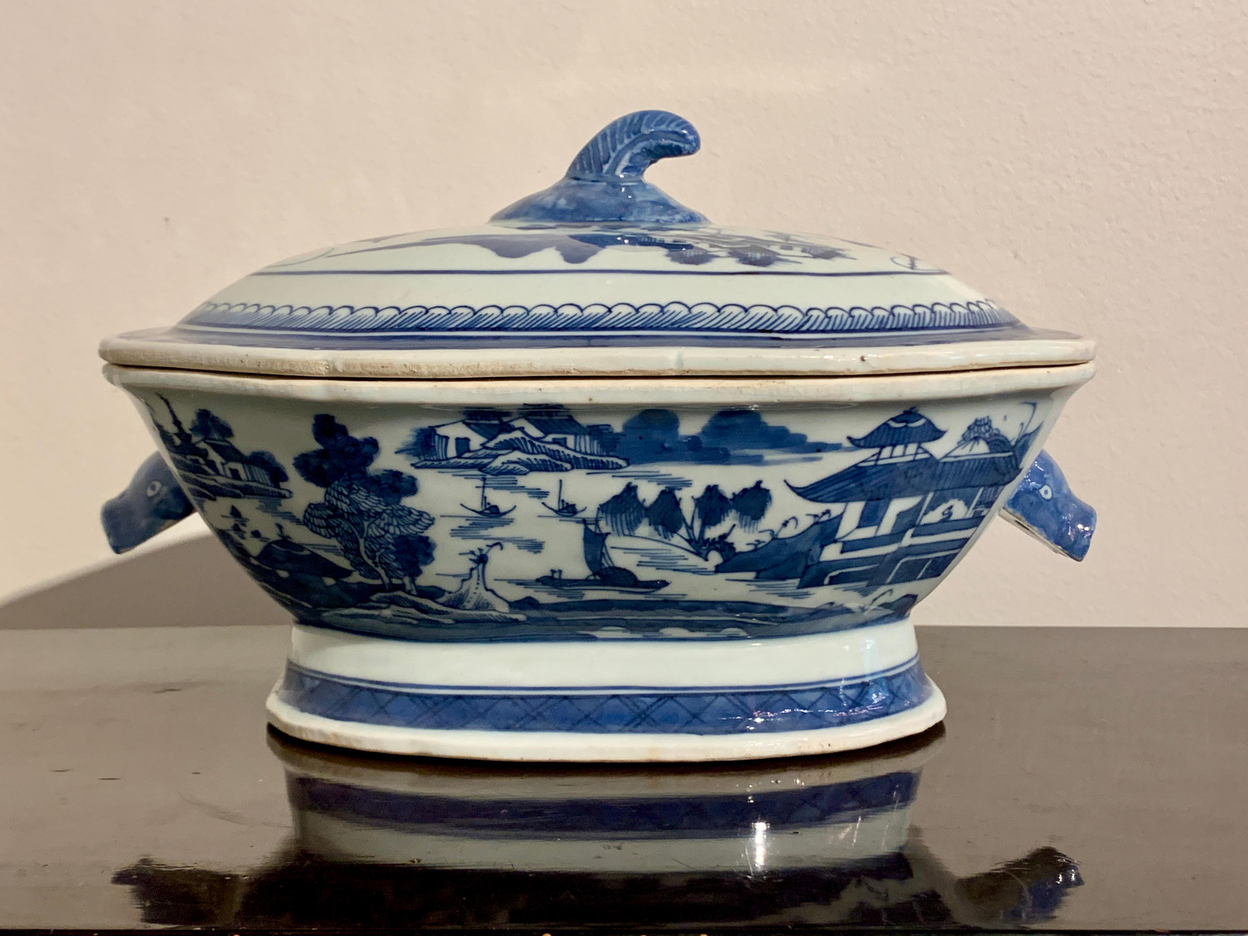 19th Century Chinese Export Blue and White Porcelain Covered Tureen and Platter, 19th Cenutry For Sale