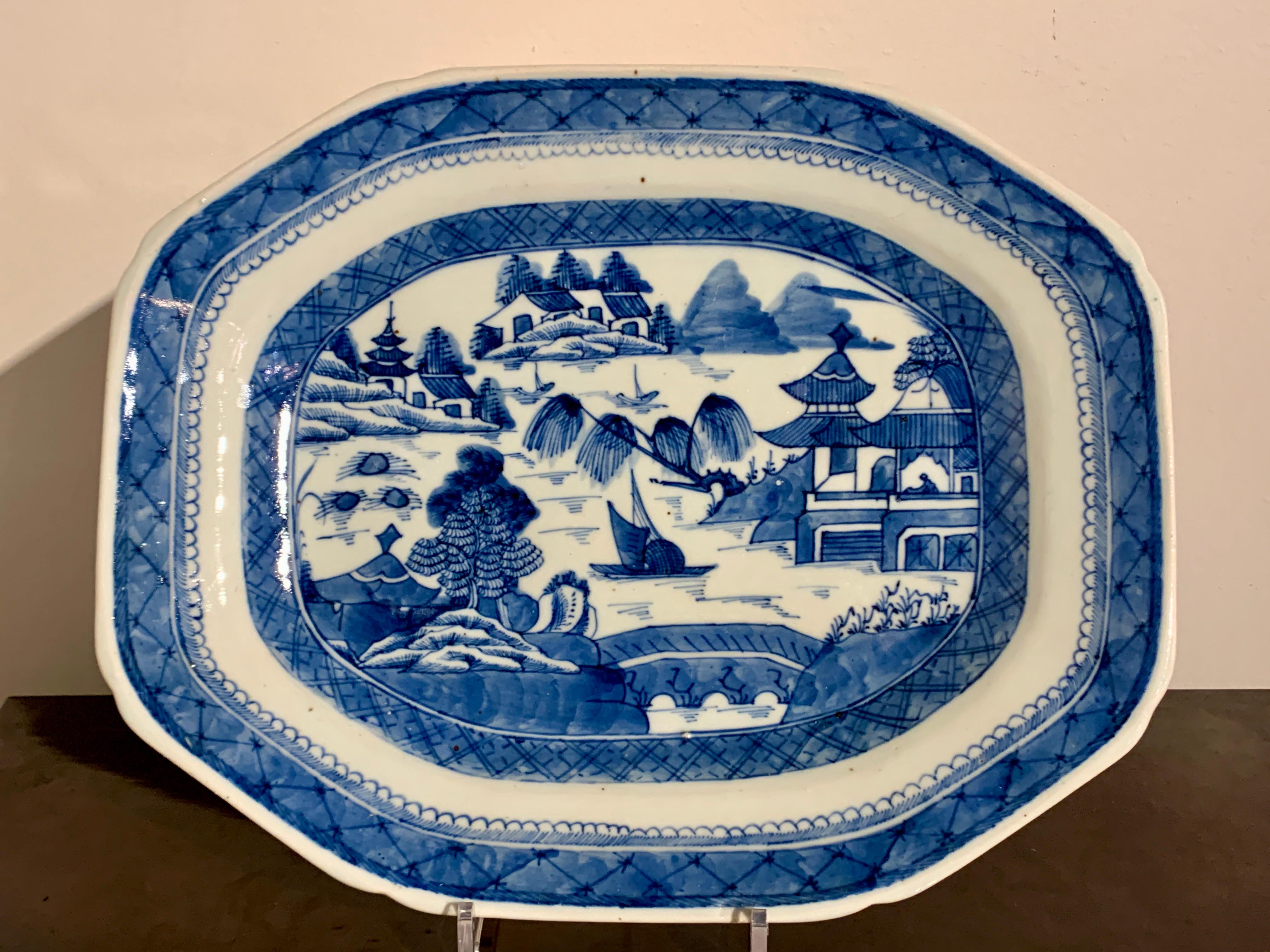 Chinese Export Blue and White Porcelain Covered Tureen and Platter, 19th Cenutry For Sale 2