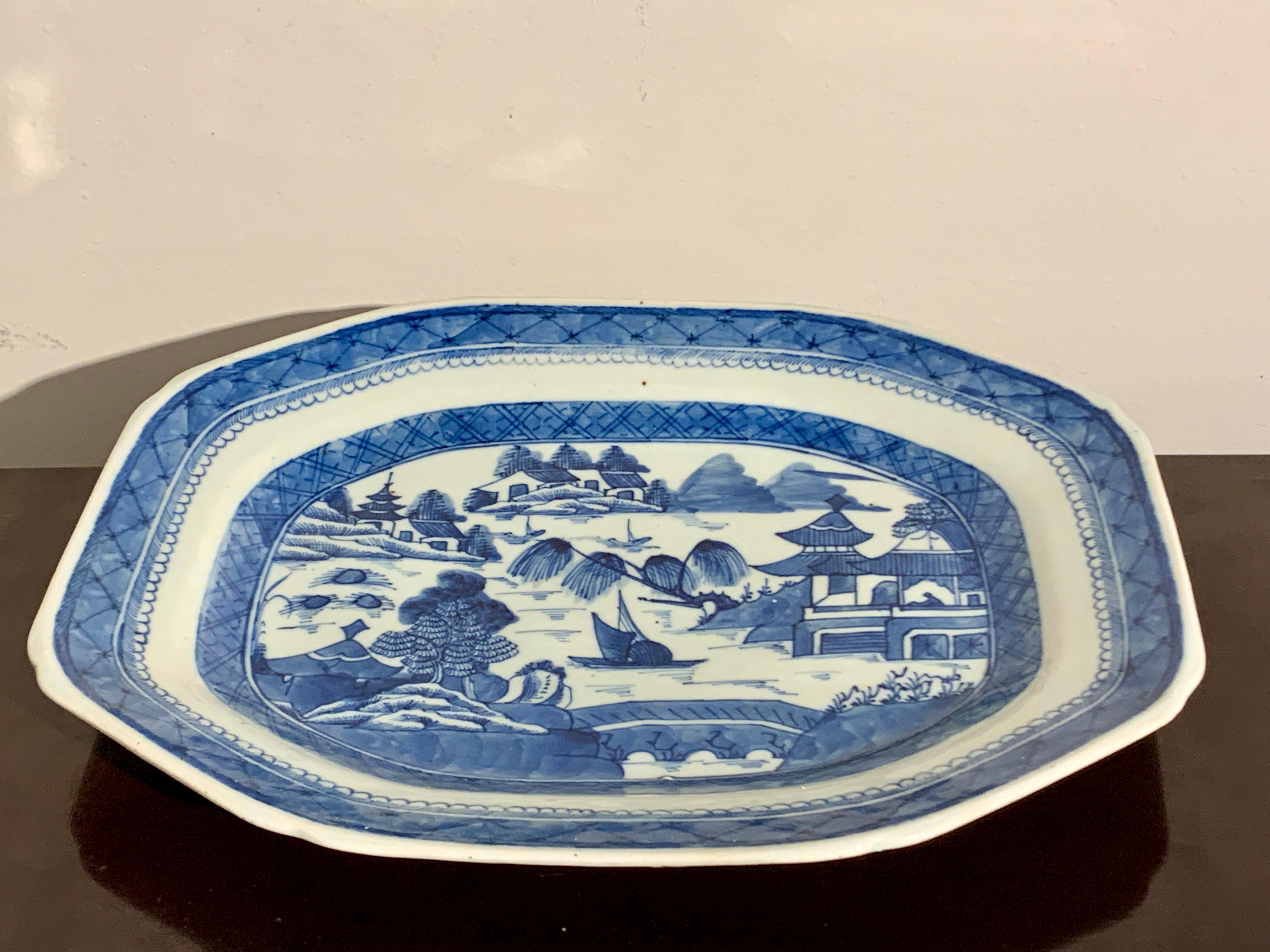 Chinese Export Blue and White Porcelain Covered Tureen and Platter, 19th Cenutry For Sale 3