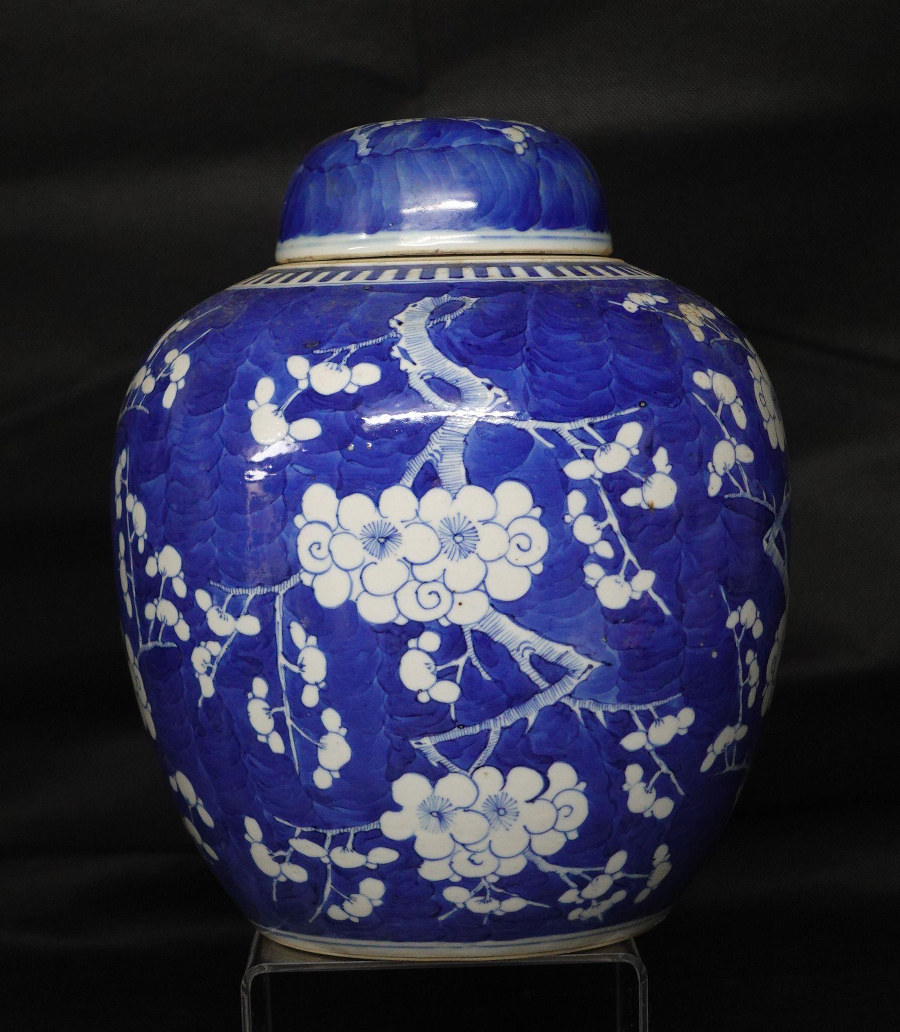 Chinese export blue and white porcelain hawthorn rose jar with lid, 19th century, marked at the bottom.