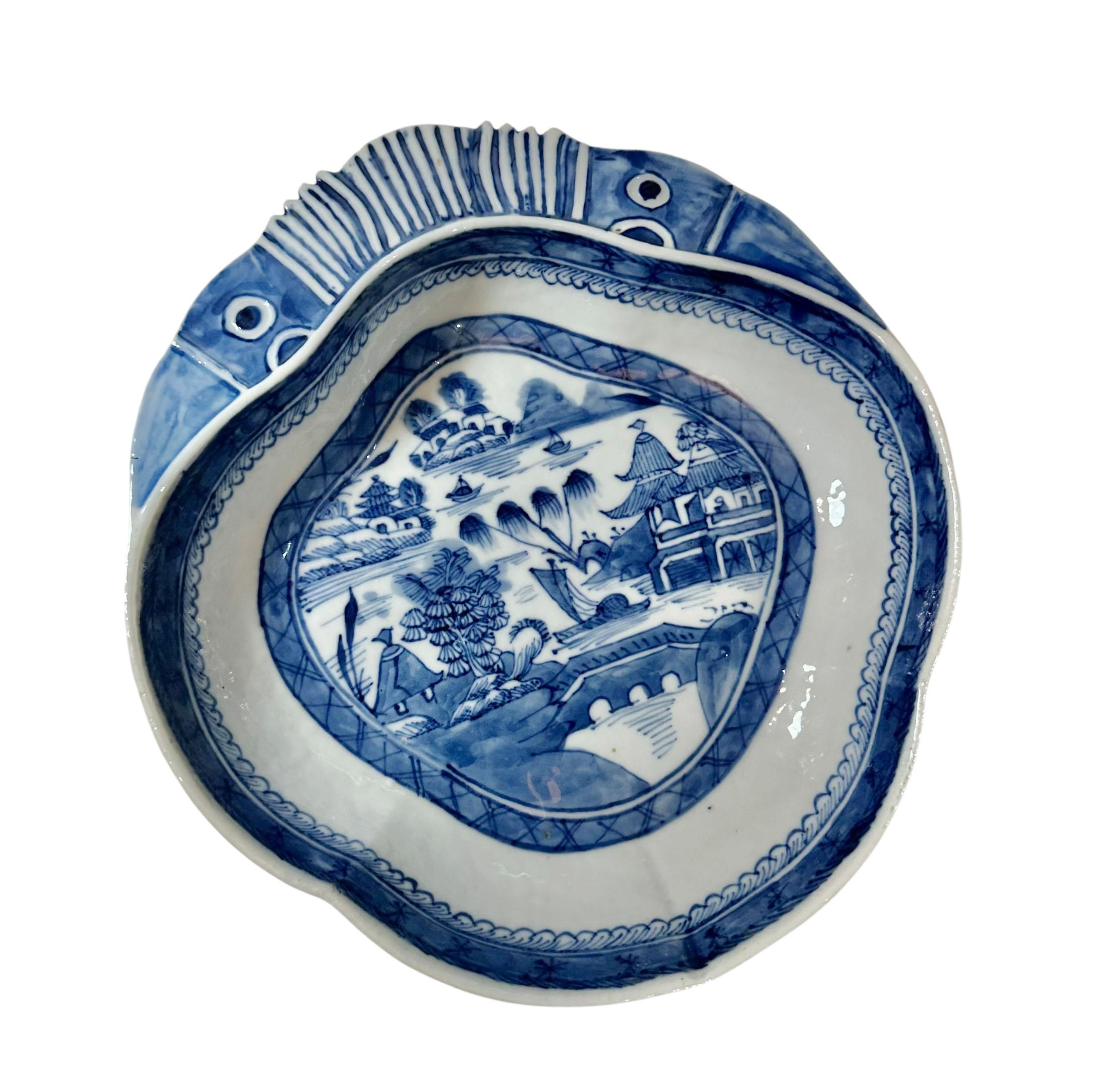 Eine außerordentlich seltene blau-weiße Porzellanschale aus dem frühen 19. Jahrhundert, exquisit handbemalt mit einer detaillierten Dorfszene neben einer Brücke und einem ruhigen Gewässer. Das Design fängt den poetischen Charme und die