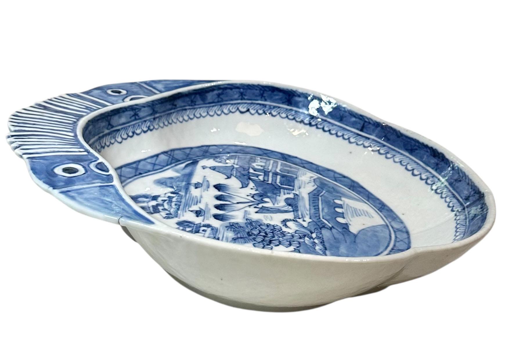 Chinesische Exportschüssel mit blauen und weißen Krabben (Frühes 19. Jahrhundert) im Angebot