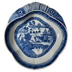 Chinesische Exportschüssel mit blauen und weißen Krabben