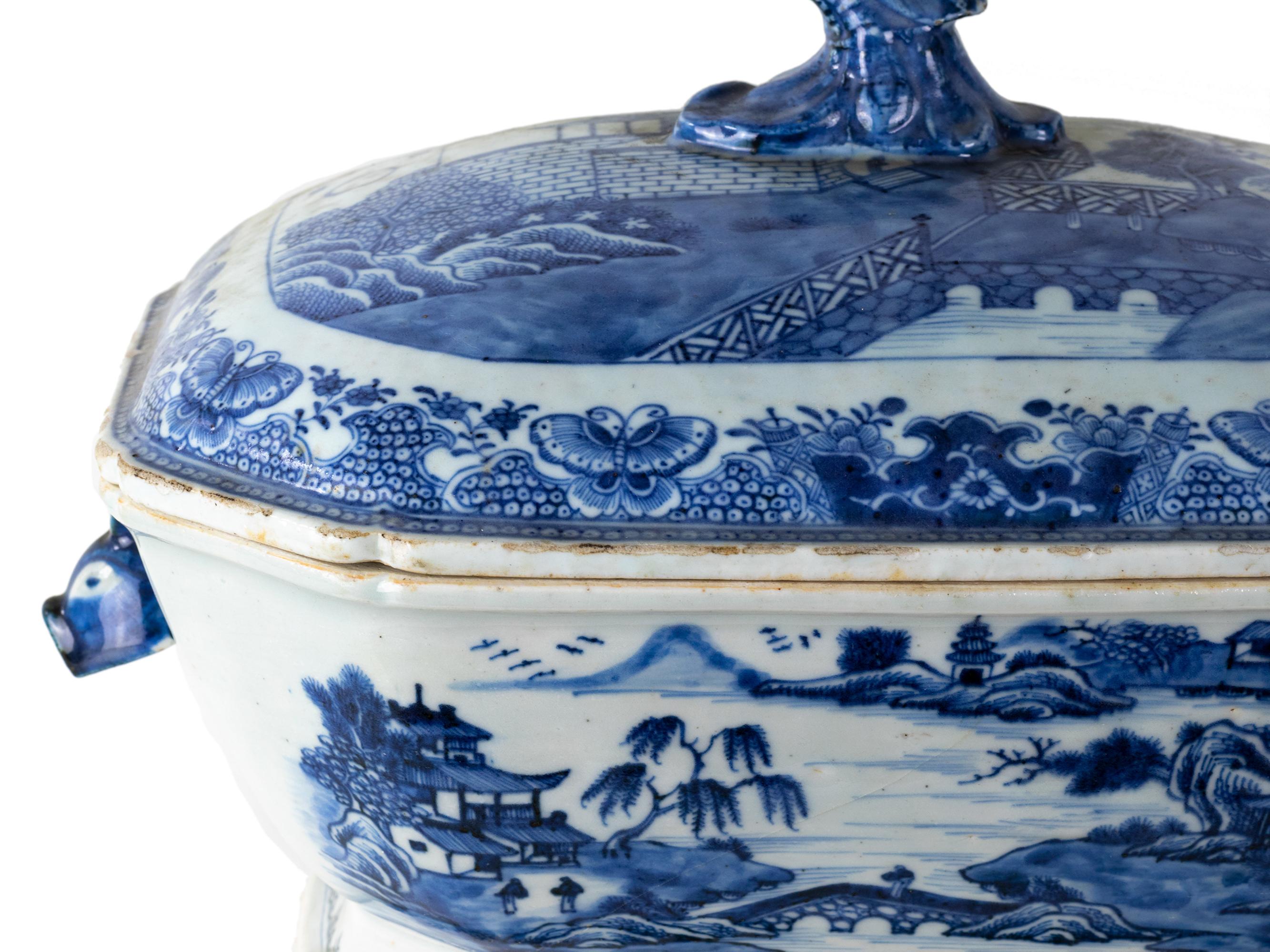 Una zuppiera da esportazione cinese del XVIII secolo risale al periodo Qianlong (1736-1795) e mette in mostra la raffinata arte dell'epoca. 
Realizzato in porcellana blu sottosmalto, presenta un affascinante motivo a pagoda e intricate scene di