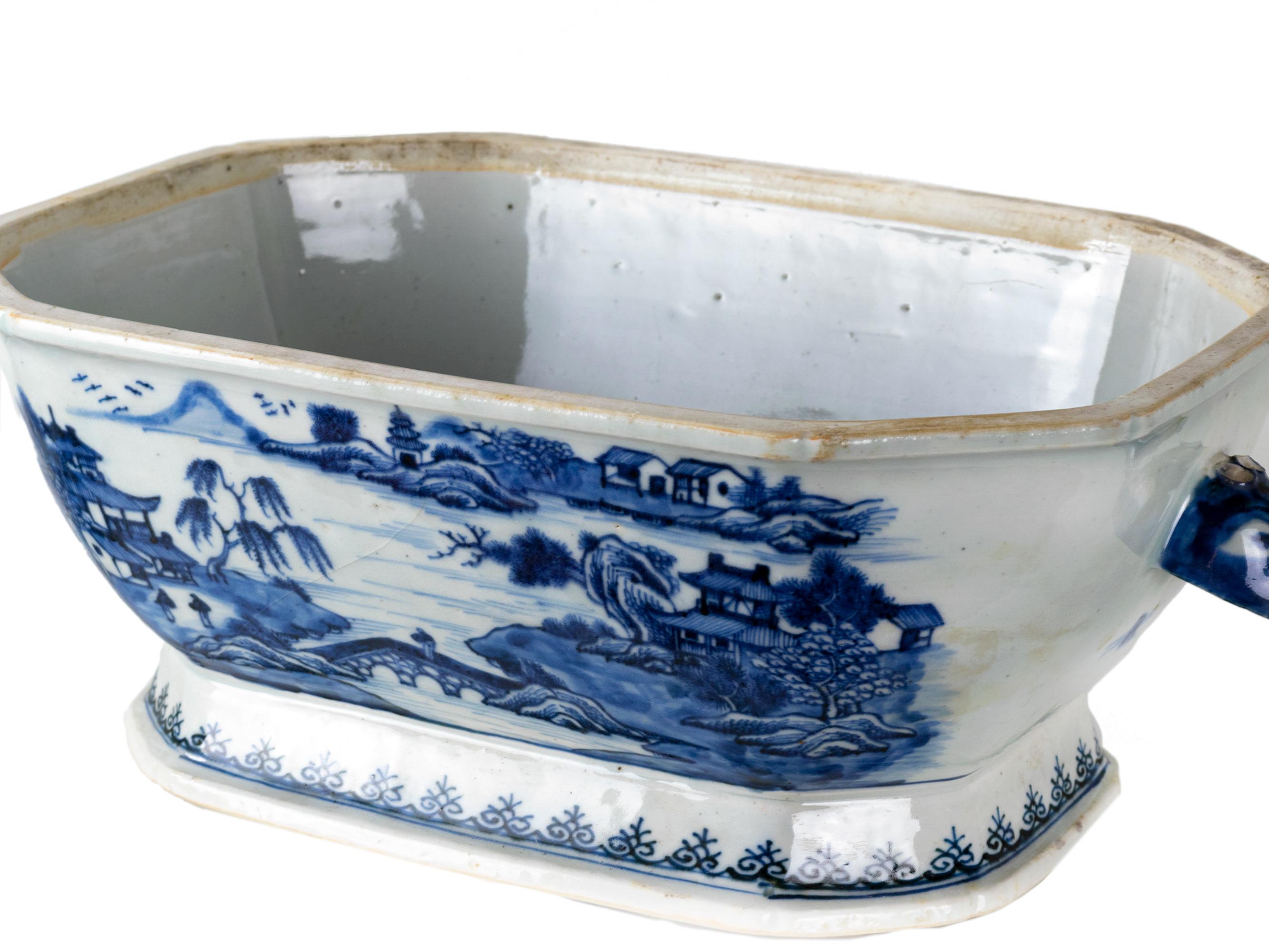 Porcellana Zuppiera cinese in bianco e blu da esportazione e contenitore, XVIII secolo in vendita
