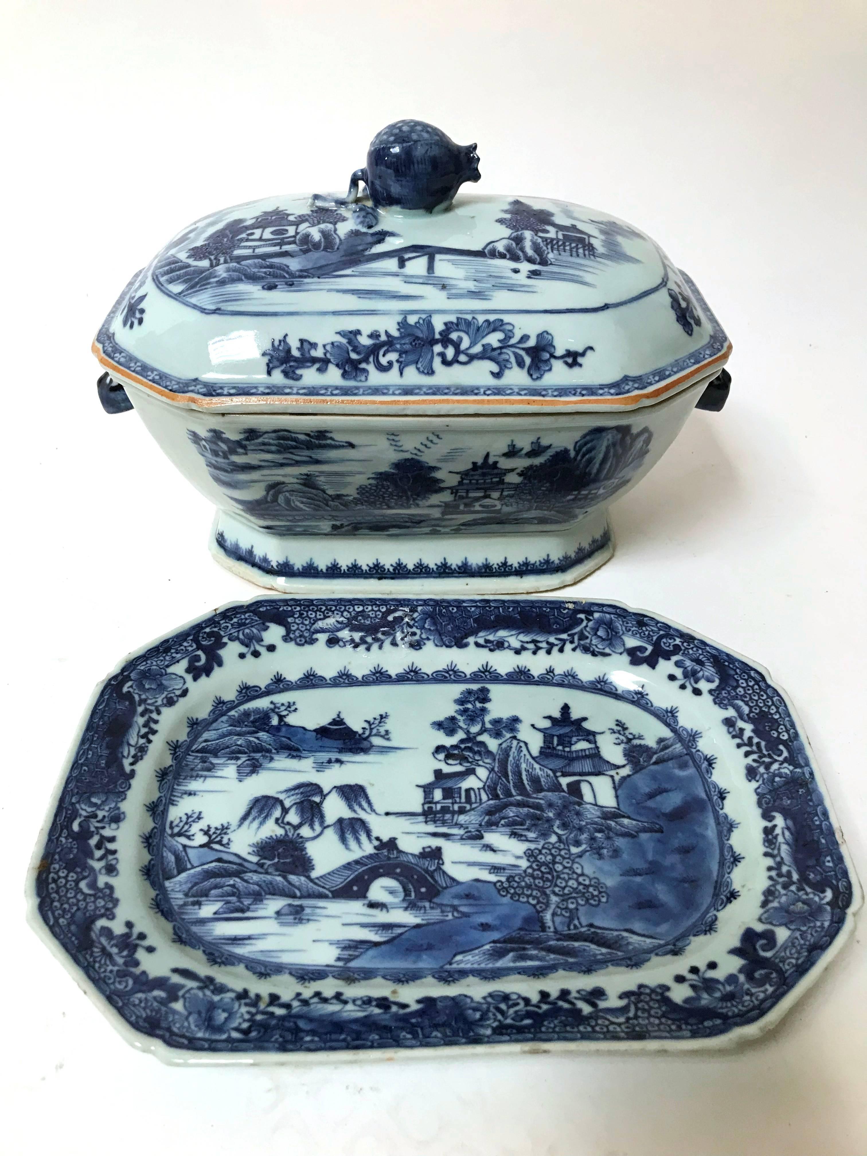 Chinese Export Blue and White Tureen and Underplate, circa 1790 In Good Condition In Dallas, TX