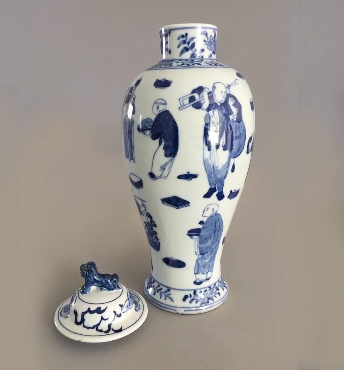 Chinese Export Blue and White Vase and Lid In Excellent Condition In Sheffield, MA