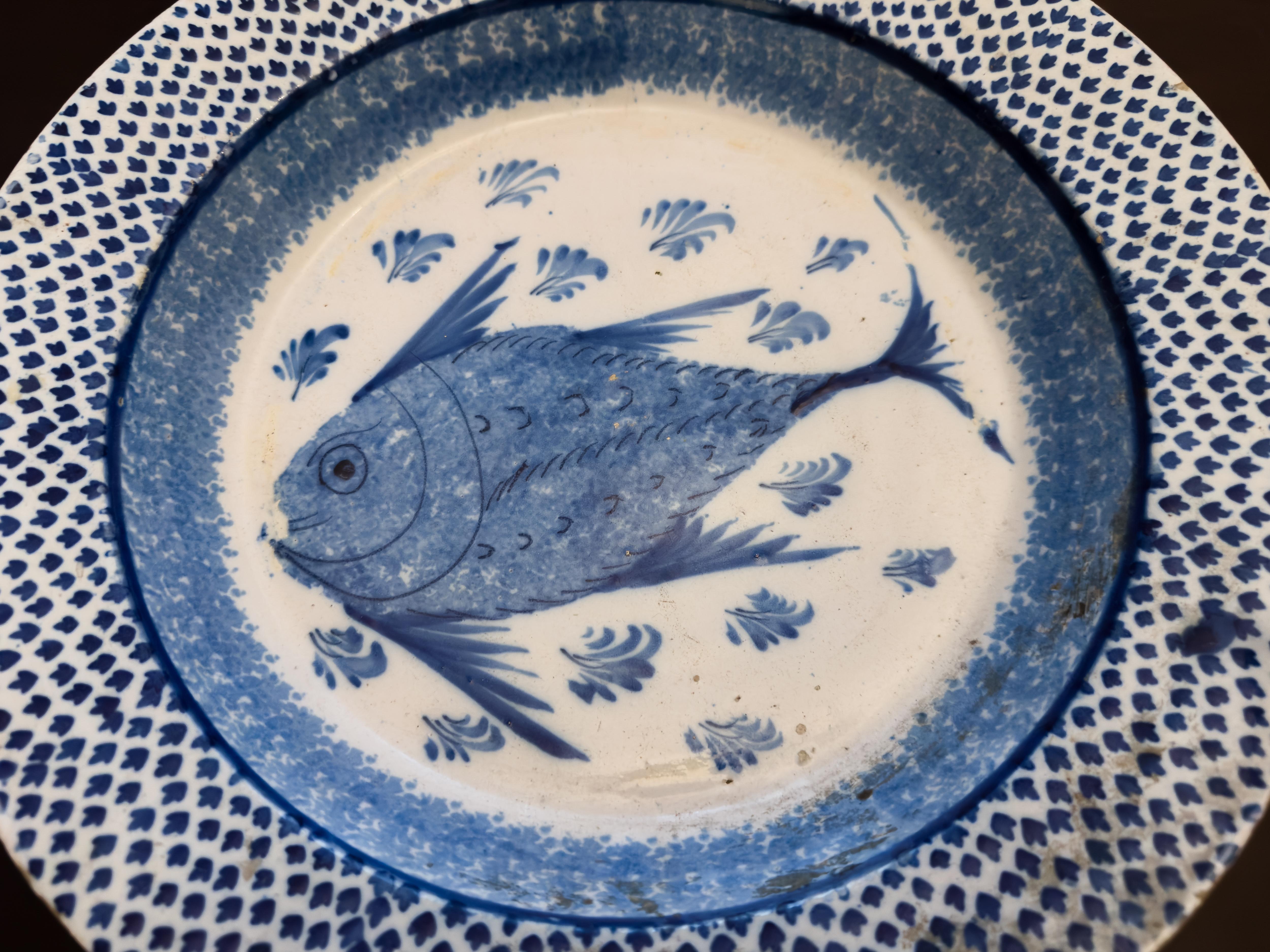 Plat à poisson en porcelaine bleue d'exportation chinoise, 19e siècle en vente 4