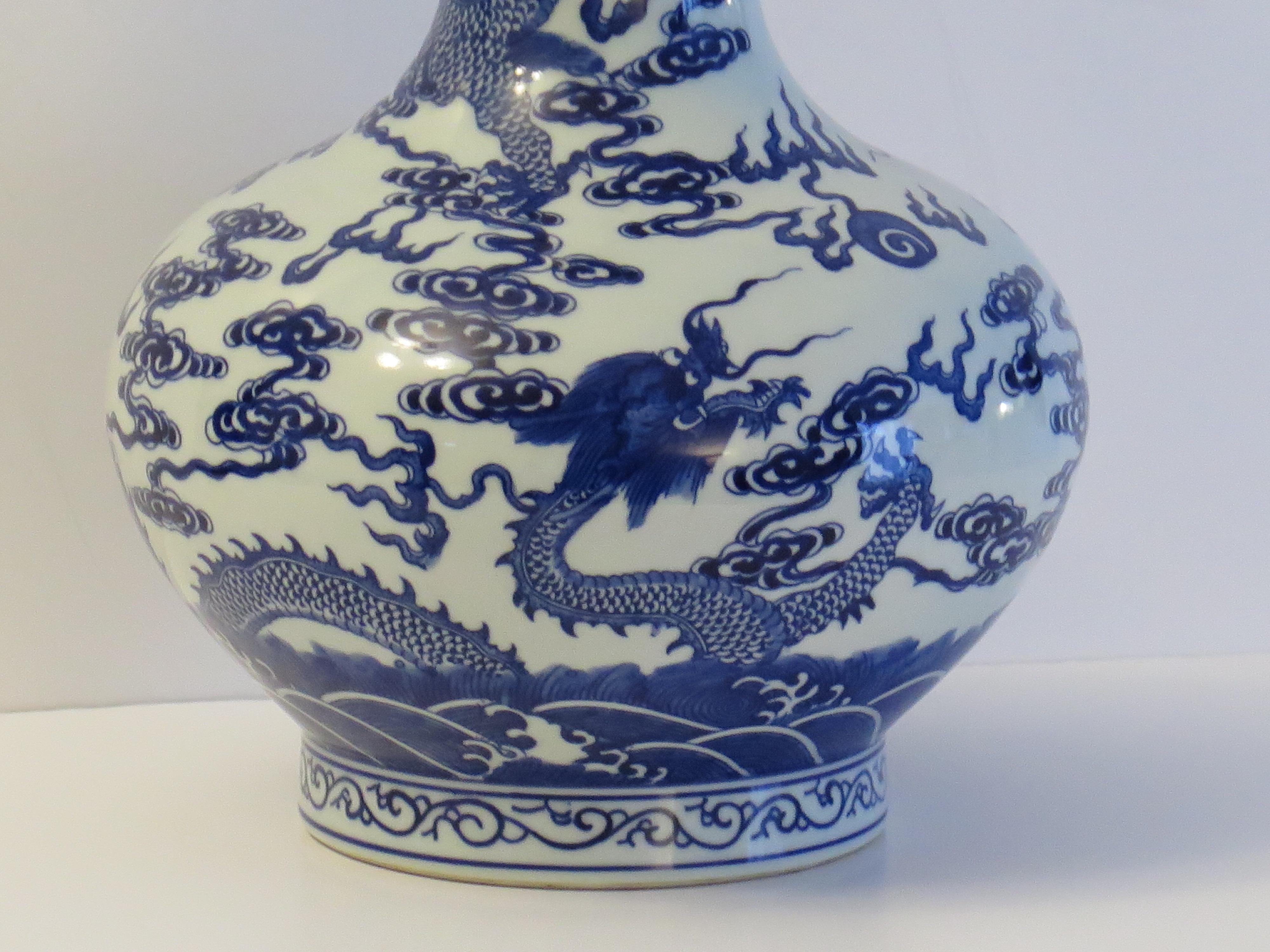 Chinese Export Blue & White Bottle Vase Porcelain hand painted, Circa 1950s In Good Condition For Sale In Lincoln, Lincolnshire