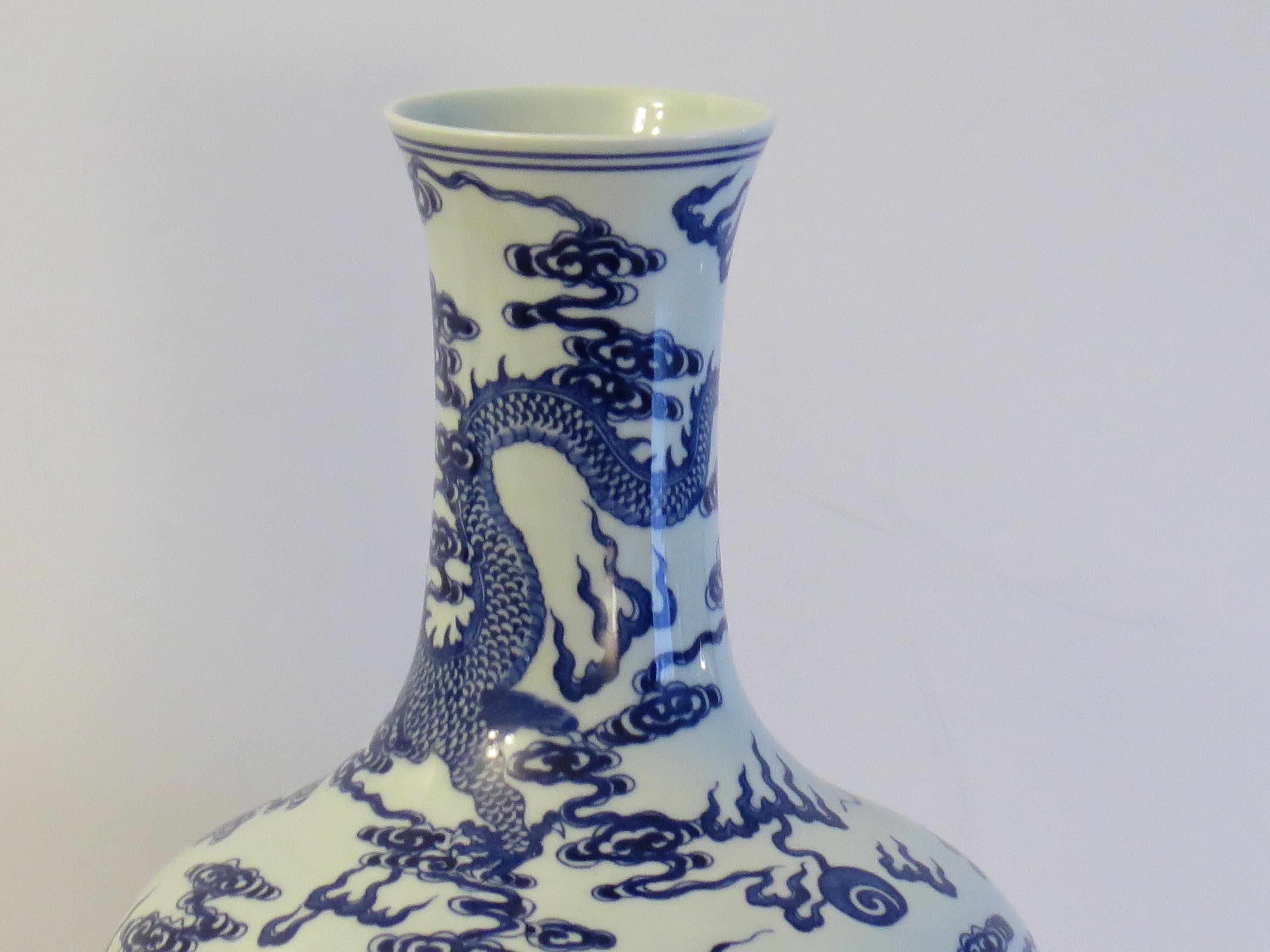 Dipinto a mano Vaso cinese da esportazione in porcellana blu e bianca con draghi dipinti a mano, CIRCA 1950 in vendita
