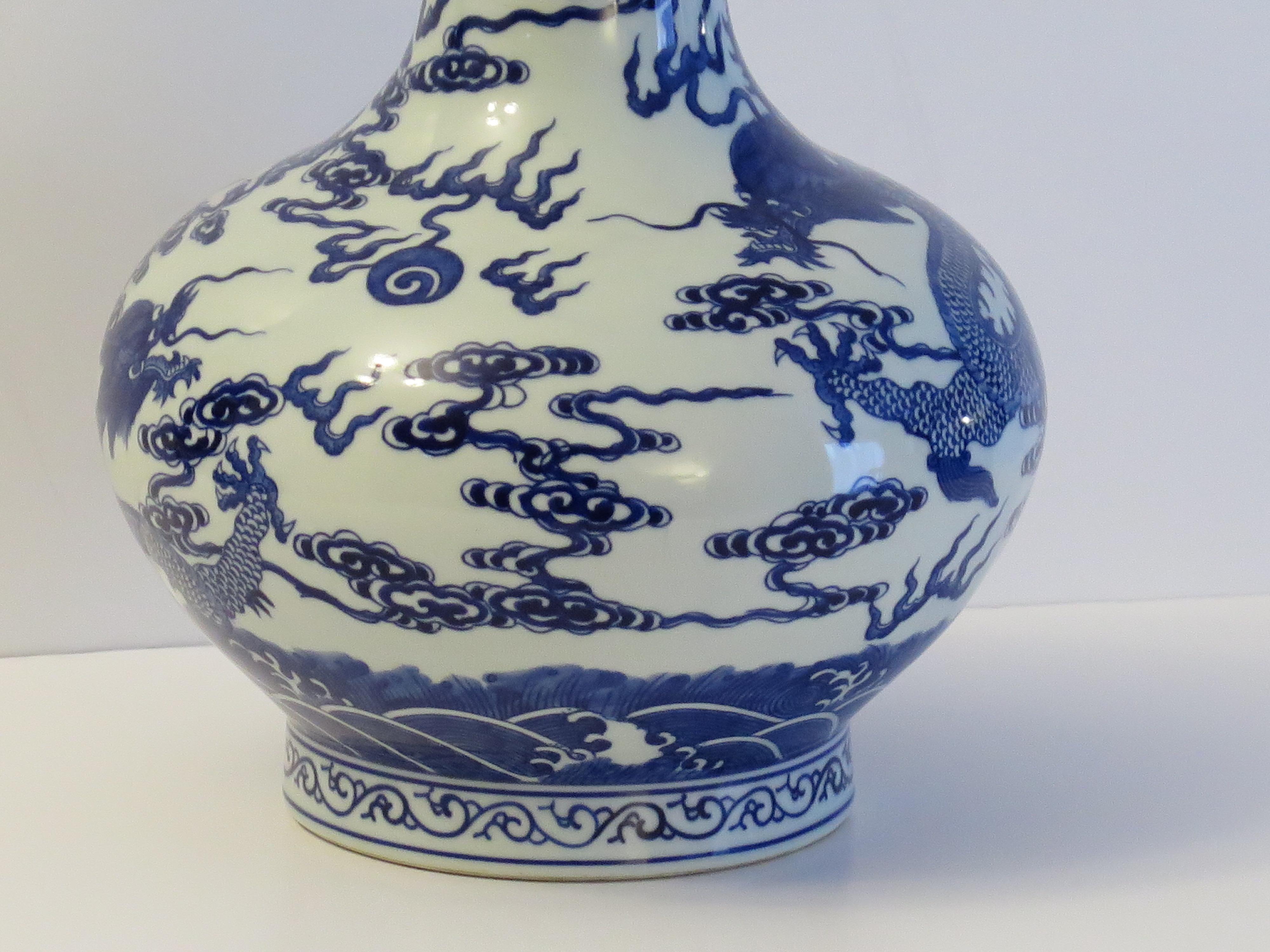 Chinesische Export-Blau-Weiß-Flaschenvase aus Porzellan, handbemalt, ca. 1950er Jahre (20. Jahrhundert) im Angebot