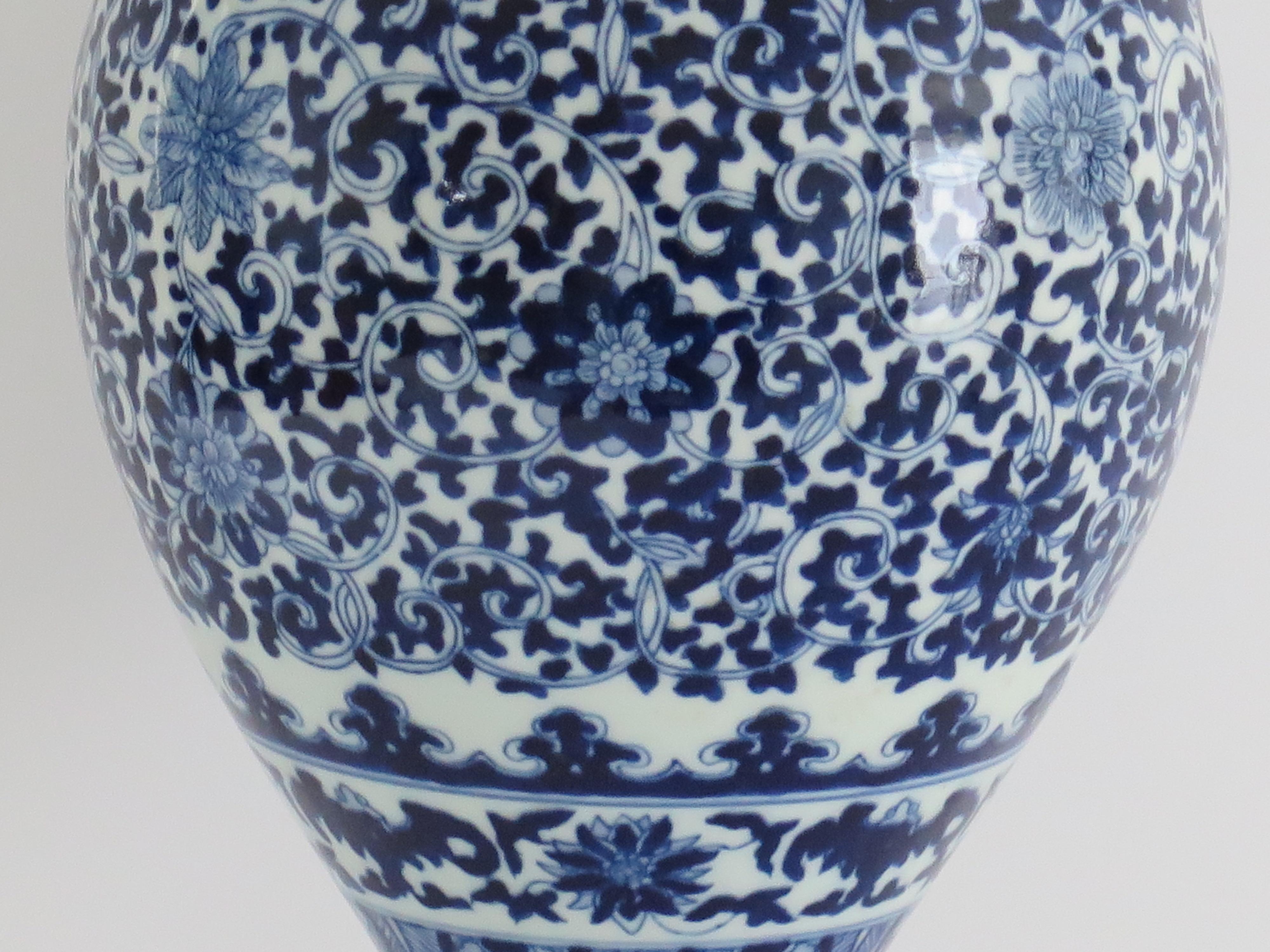 Chinese Export Blue & White Bottle Vase Porcelain hand painted, Circa 1920 6