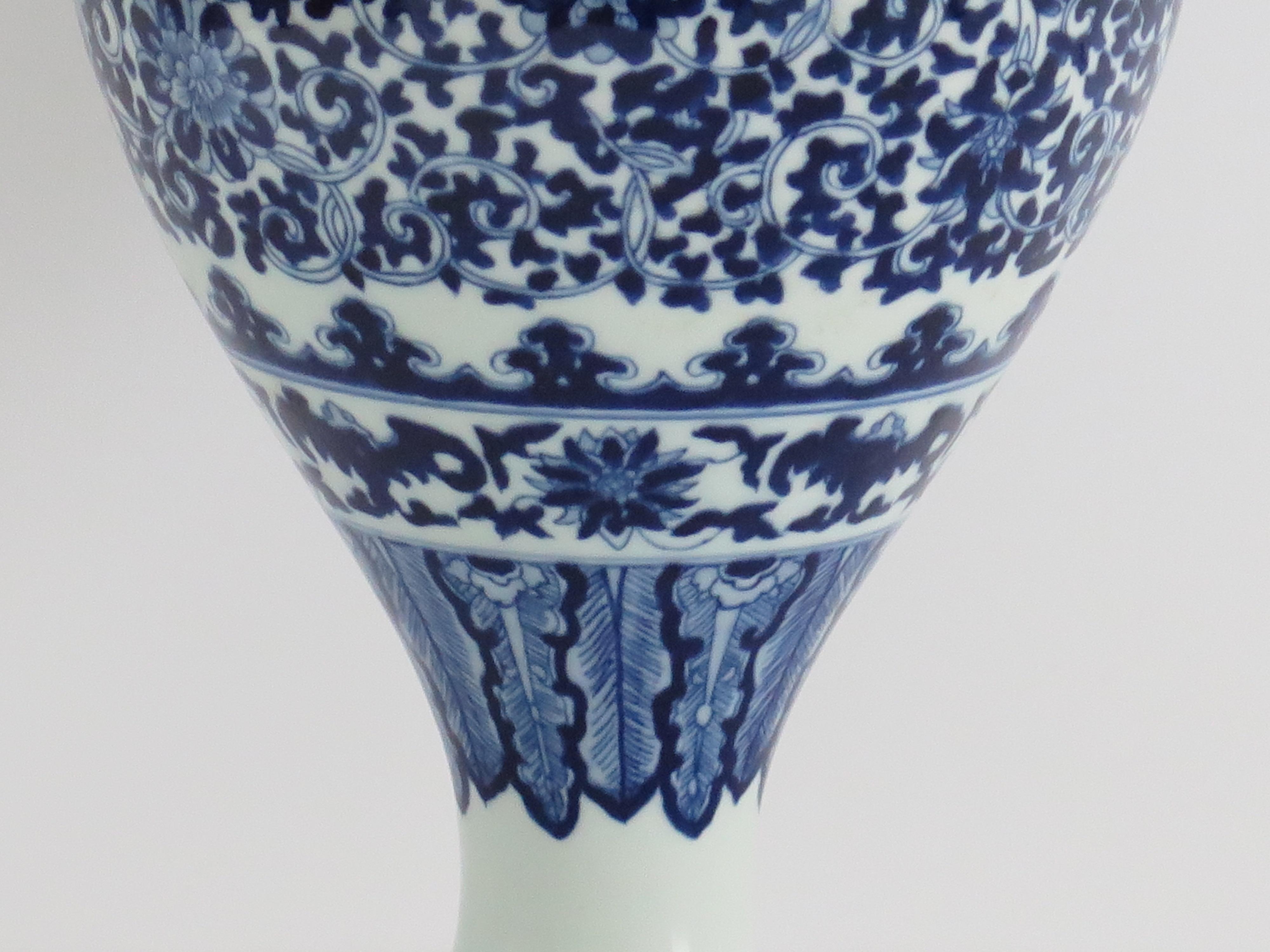 Chinese Export Blue & White Bottle Vase Porcelain hand painted, Circa 1920 7