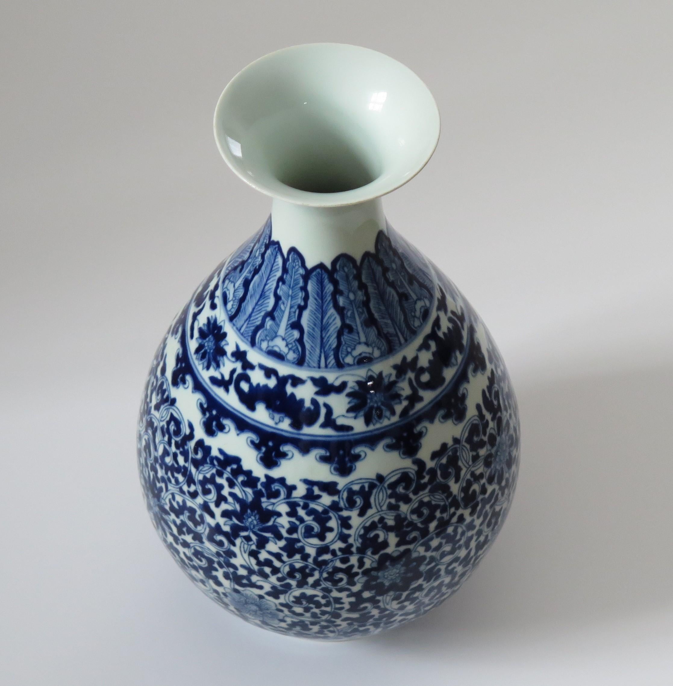 Chinese Export Blue & White Bottle Vase Porcelain hand painted, Circa 1920 9