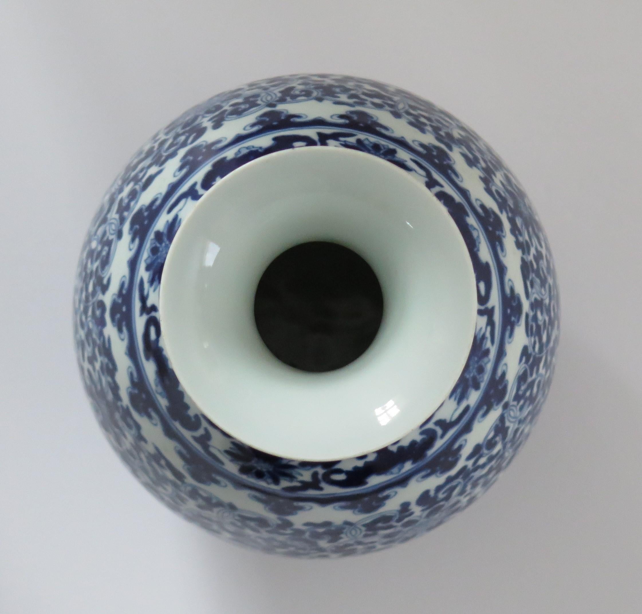 Chinese Export Blue & White Bottle Vase Porcelain hand painted, Circa 1920 10