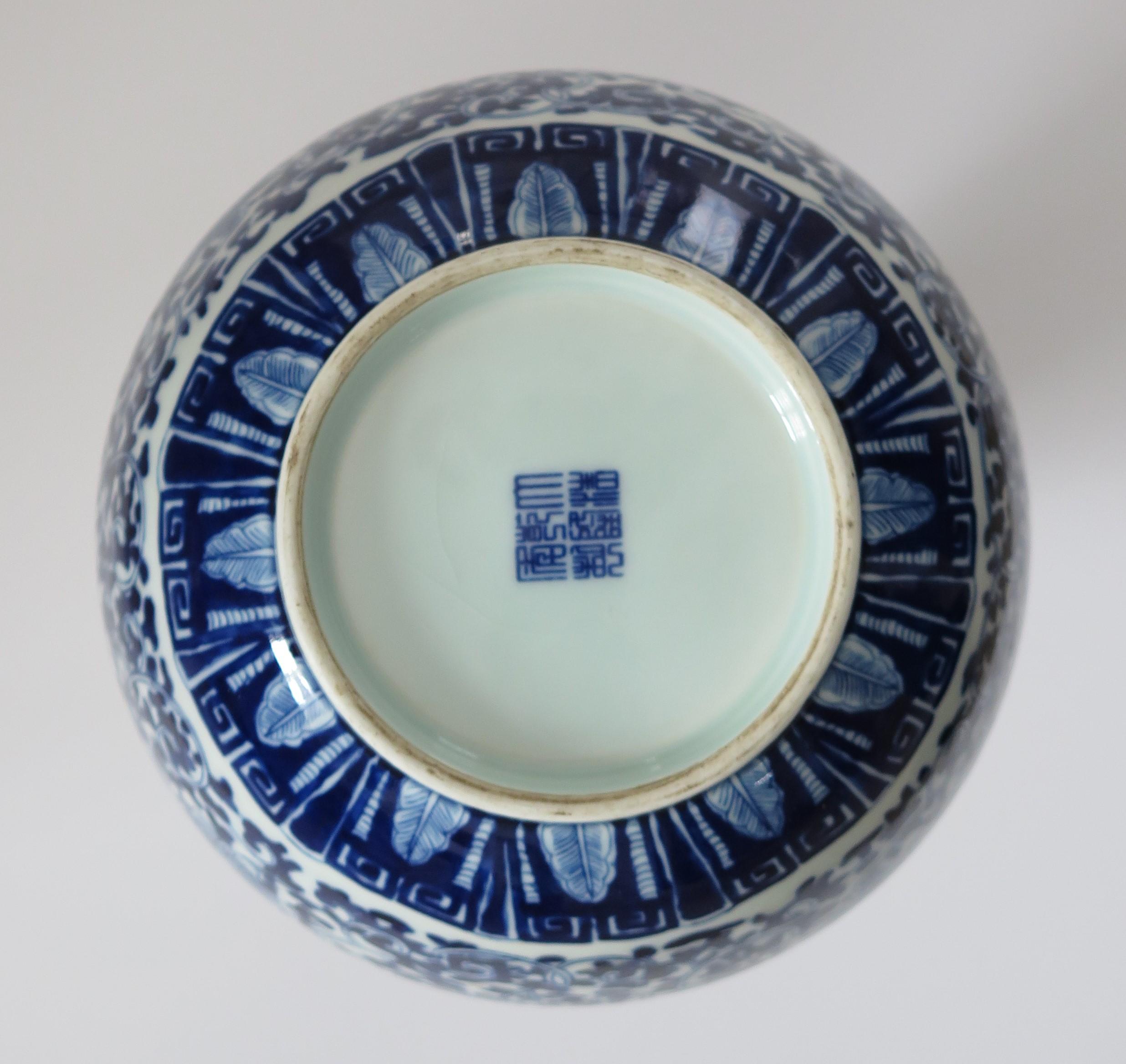 Chinese Export Blue & White Bottle Vase Porcelain hand painted, Circa 1920 11