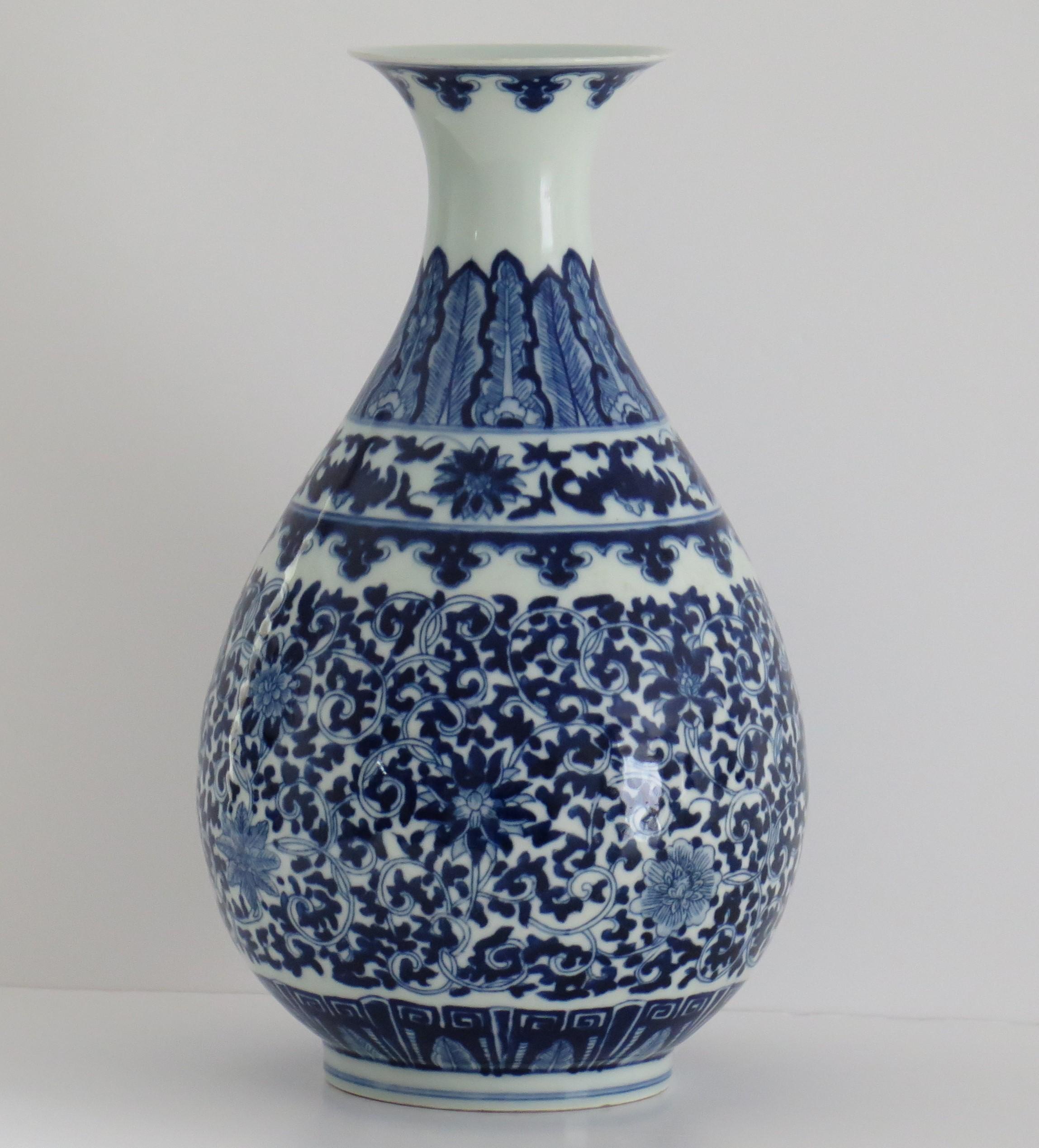 This is an elegant porcelain Chinese export porcelain Bottle Vase raised on a low foot, all hand painted in a blue and white pattern, which we date to the early 20th century, circa 1920.

The vase is very well hand potted in a Classic bottle shape