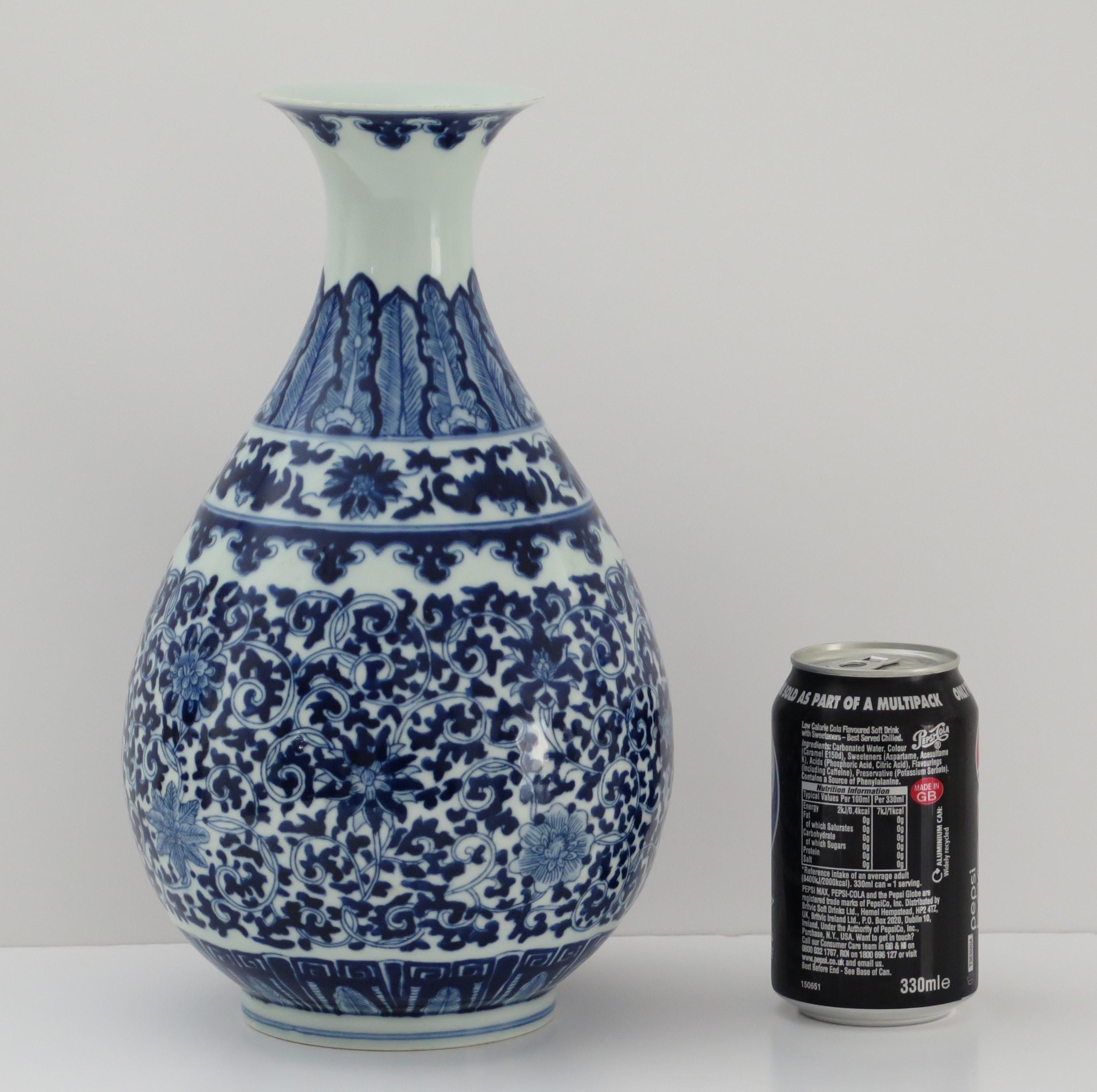 Chinese Export Blue & White Bottle Vase Porcelain hand painted, Circa 1920 15