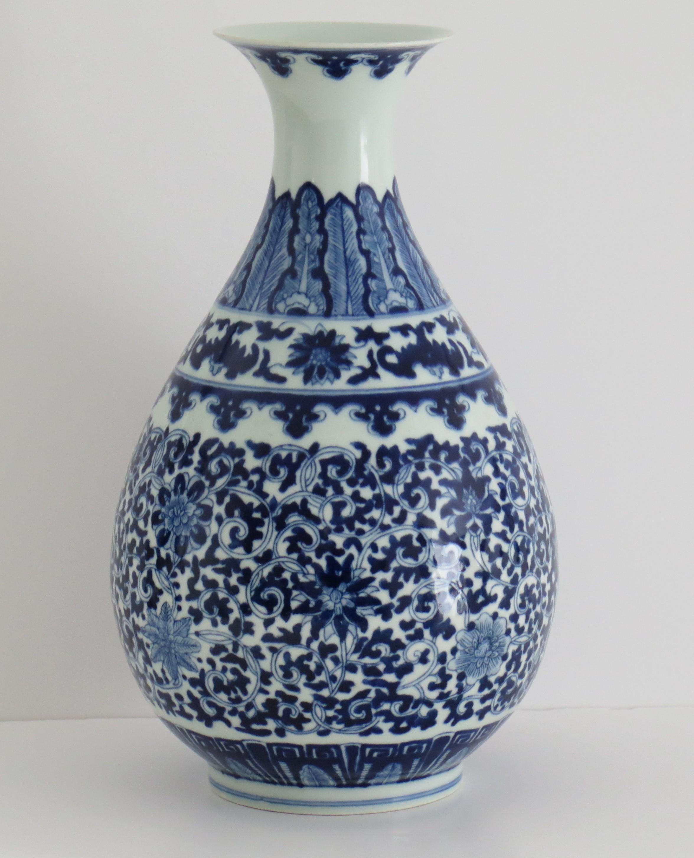 Chinese Export Blue & White Bottle Vase Porcelain hand painted, Circa 1920 In Good Condition In Lincoln, Lincolnshire