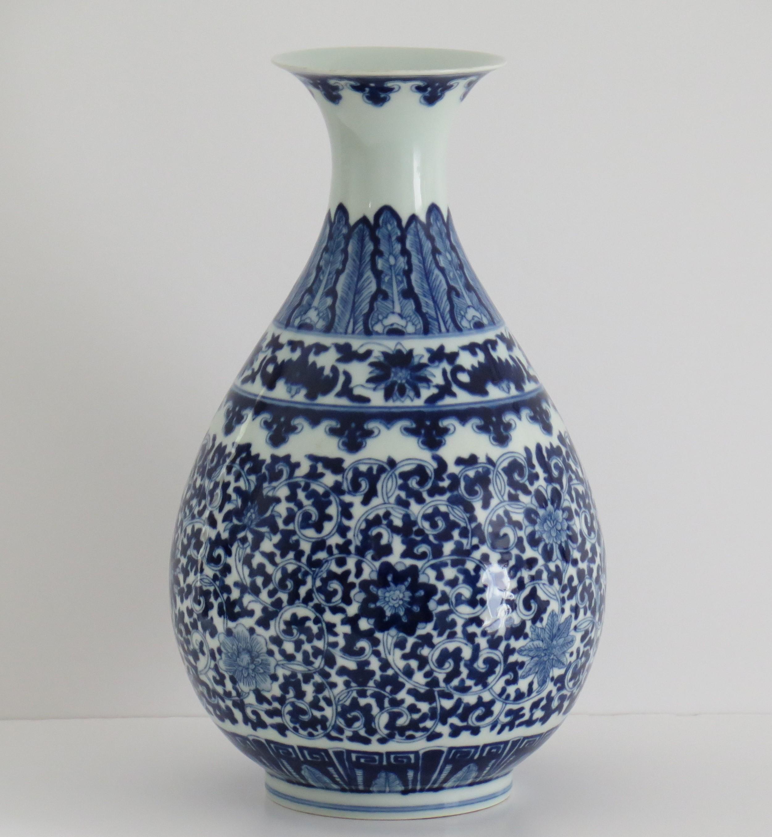 Chinese Export Blue & White Bottle Vase Porcelain hand painted, Circa 1920 1