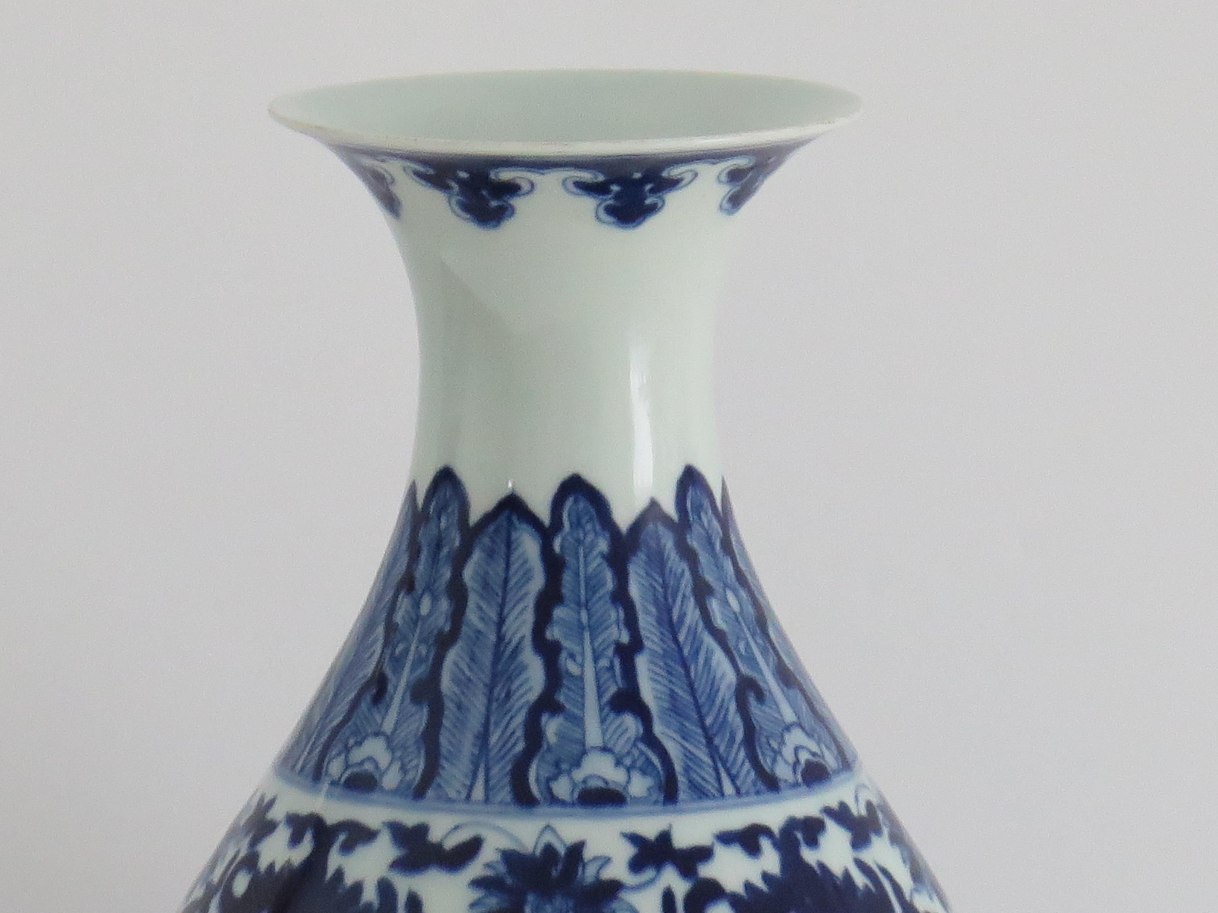 Chinese Export Blue & White Bottle Vase Porcelain hand painted, Circa 1920 2
