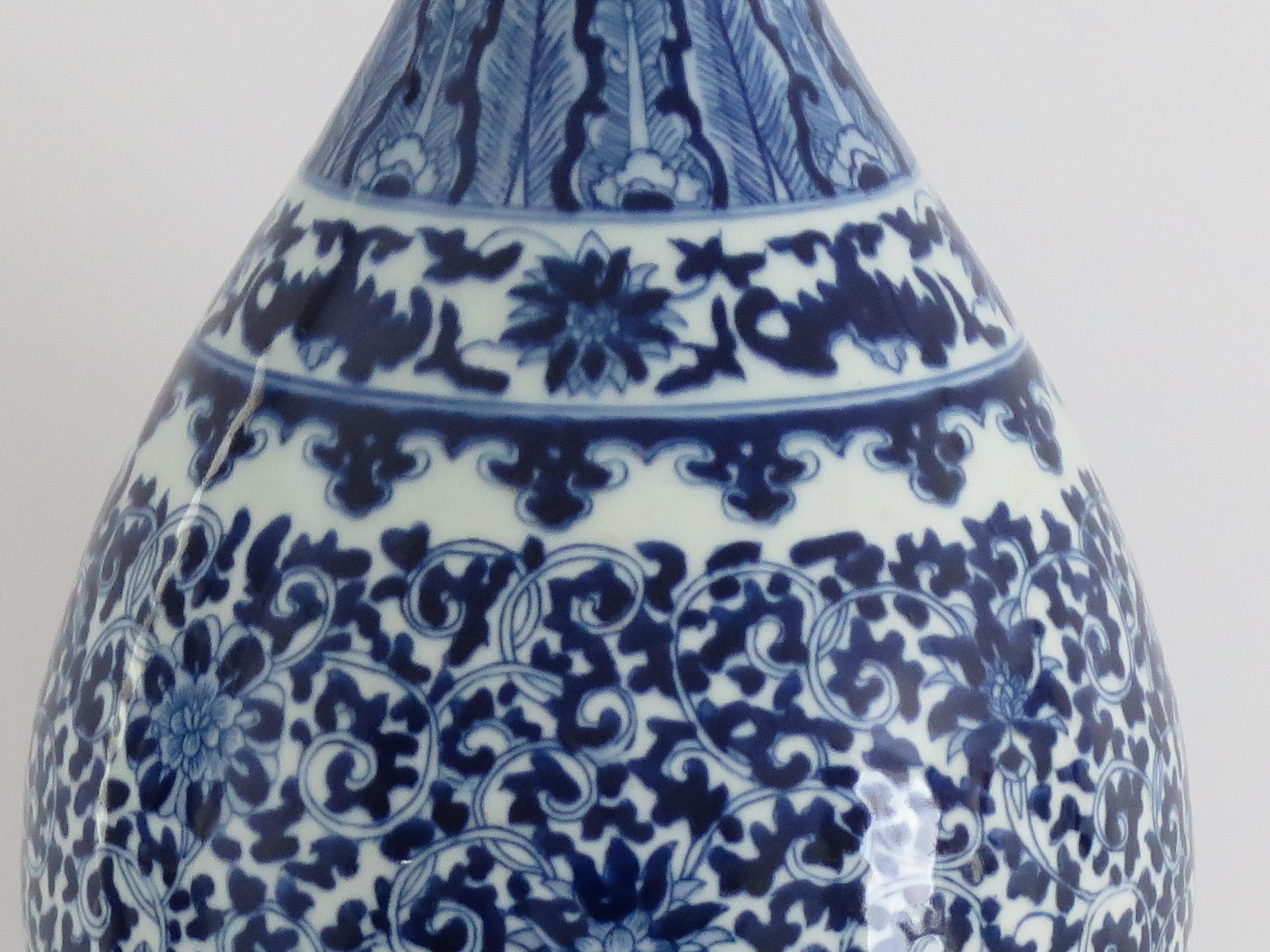 Chinese Export Blue & White Bottle Vase Porcelain hand painted, Circa 1920 3