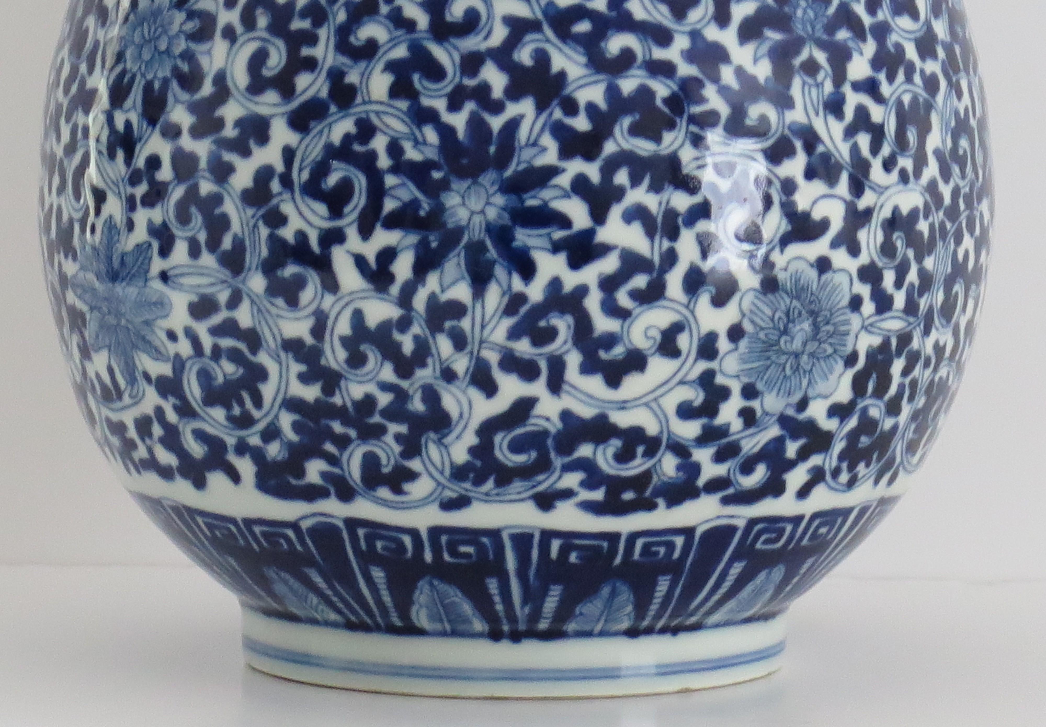 Chinese Export Blue & White Bottle Vase Porcelain hand painted, Circa 1920 4