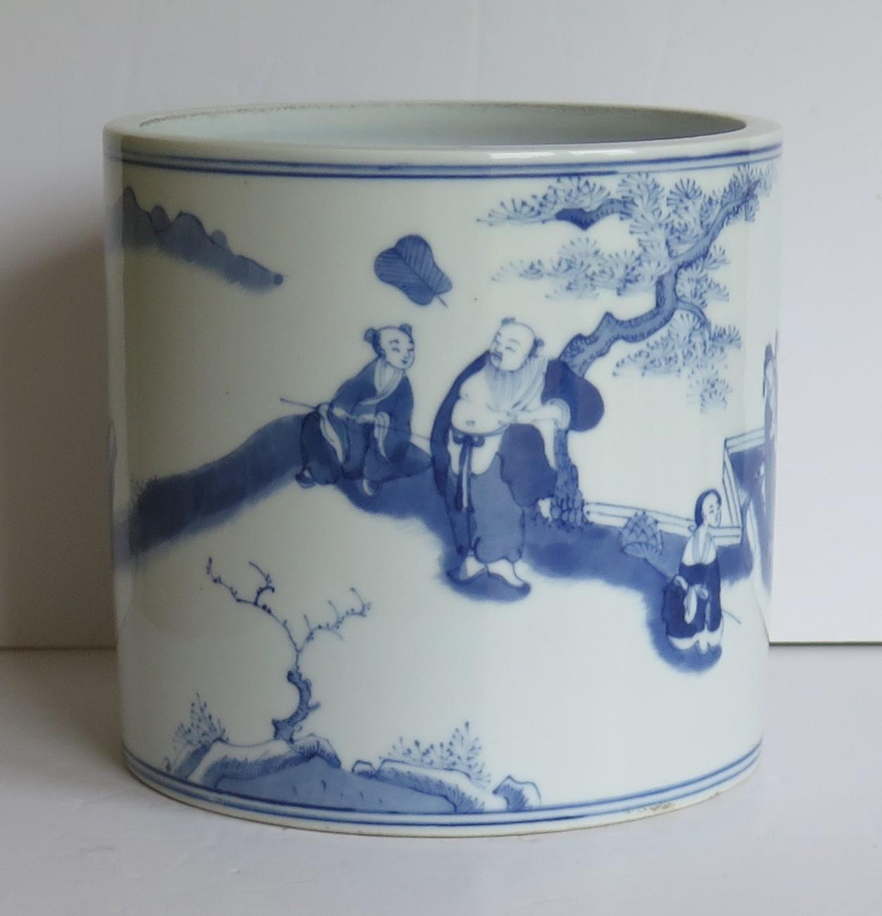 Chinese Export Brush Pot or Bitong Porcelain hand painted,  Qing Circa 1900 For Sale 4