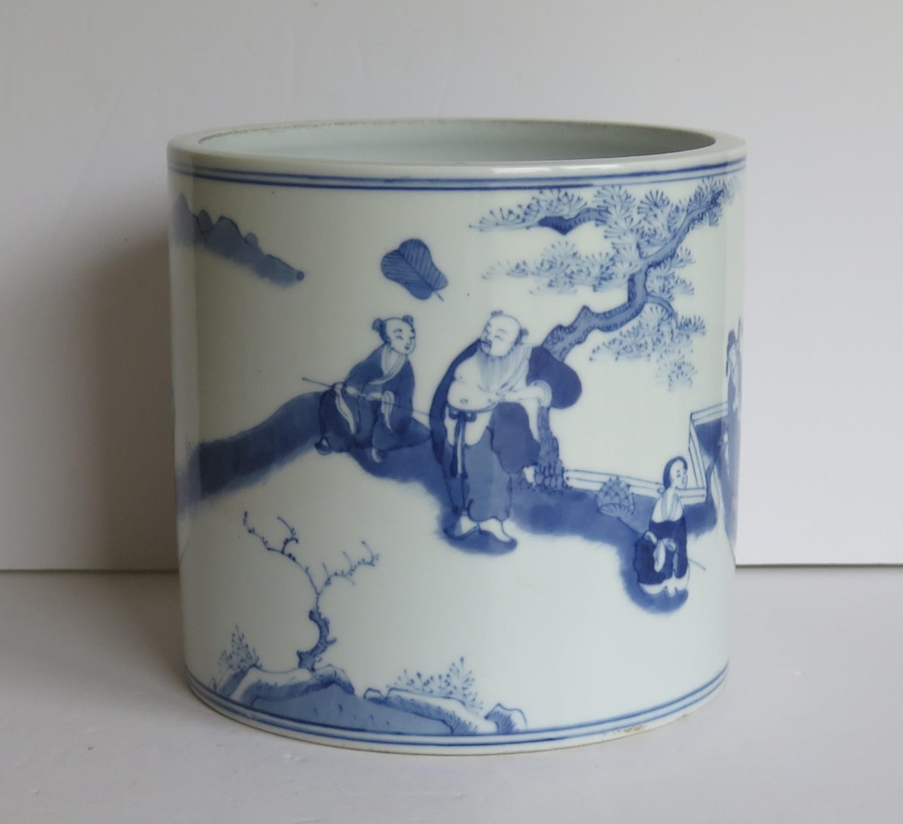 19th Century Chinese Export Brush Pot or Bitong Porcelain hand painted,  Qing Circa 1900 For Sale