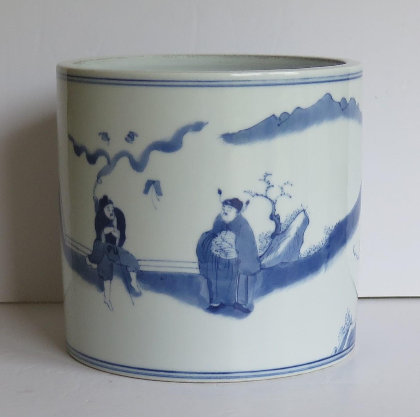 Chinese Export Brush Pot or Bitong Porcelain hand painted,  Qing Circa 1900 For Sale 2