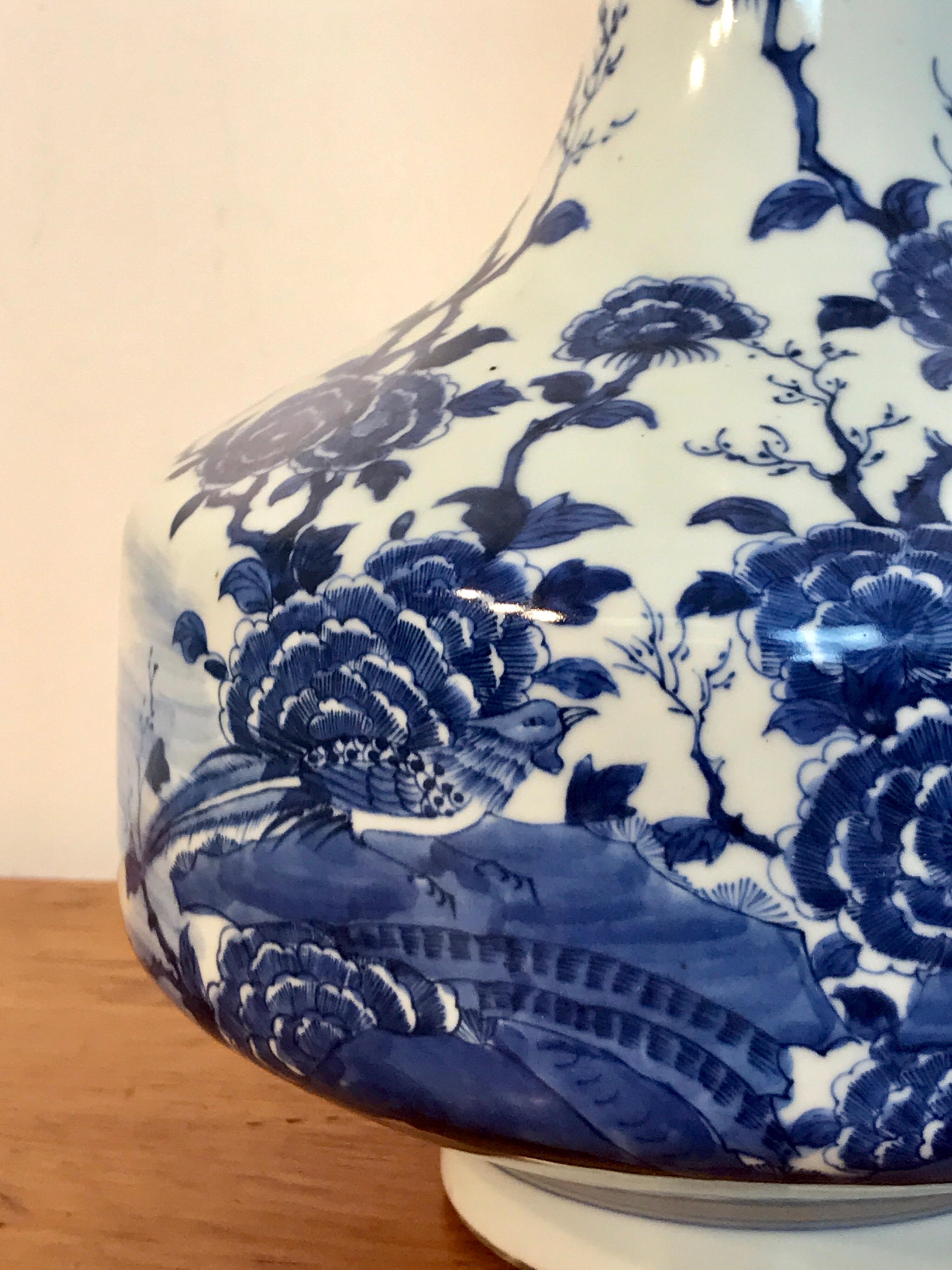 Chinese Export Blue and White Long Neck Vase In Good Condition In West Palm Beach, FL