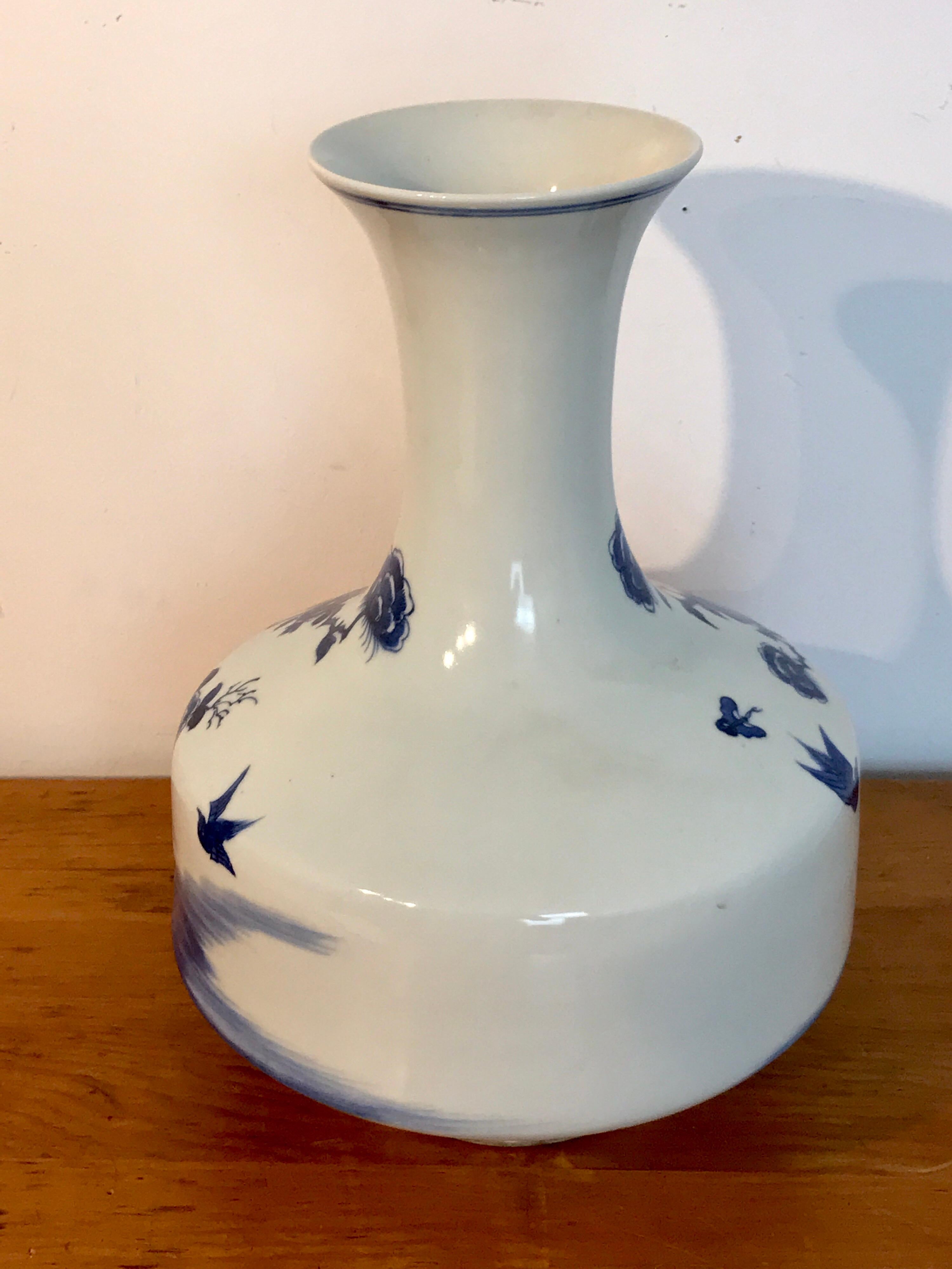 Chinese Export Blue and White Long Neck Vase 3