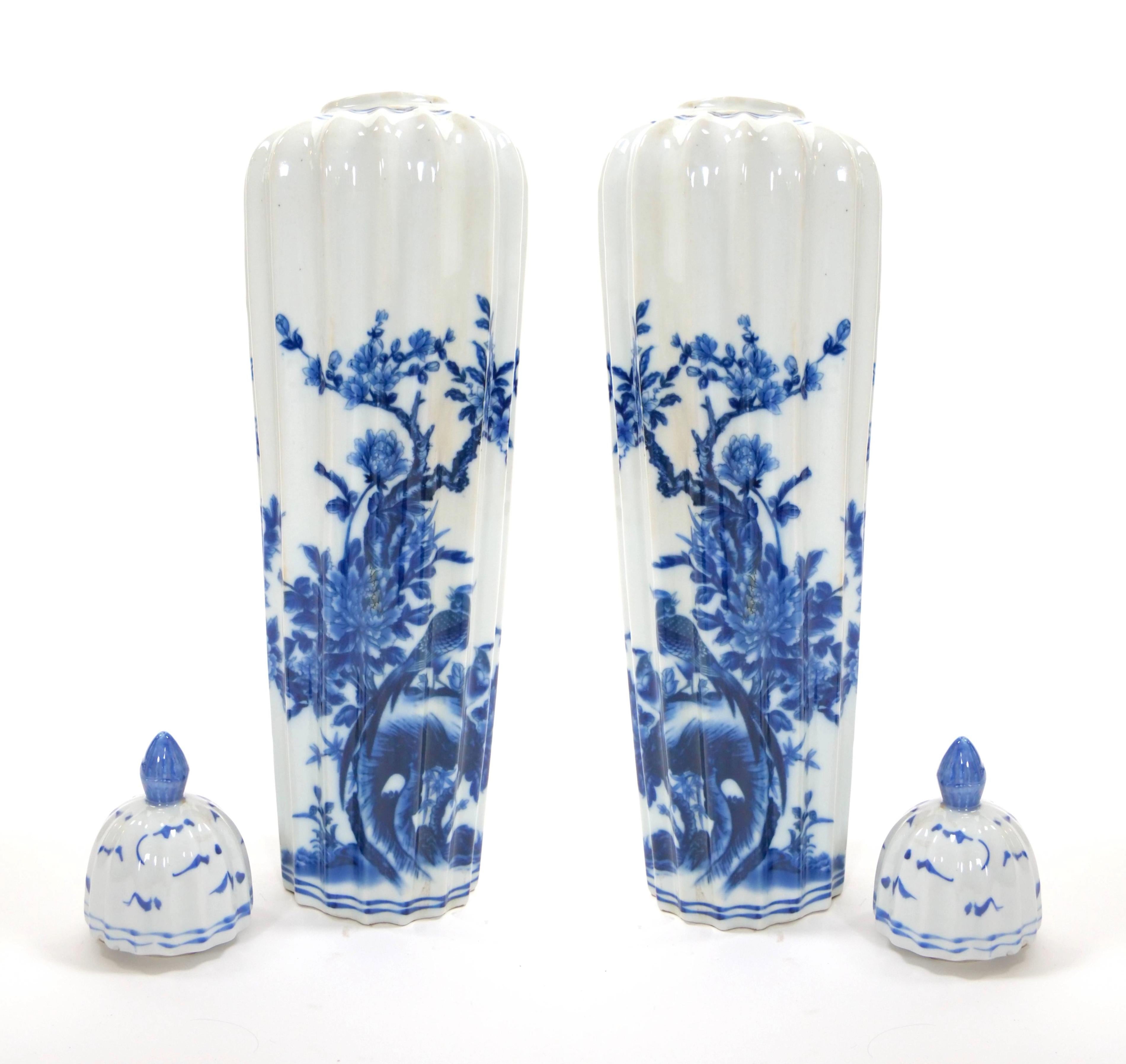 Chinese Export Blue/ White Porcelain Covered Urns In Good Condition In Tarry Town, NY