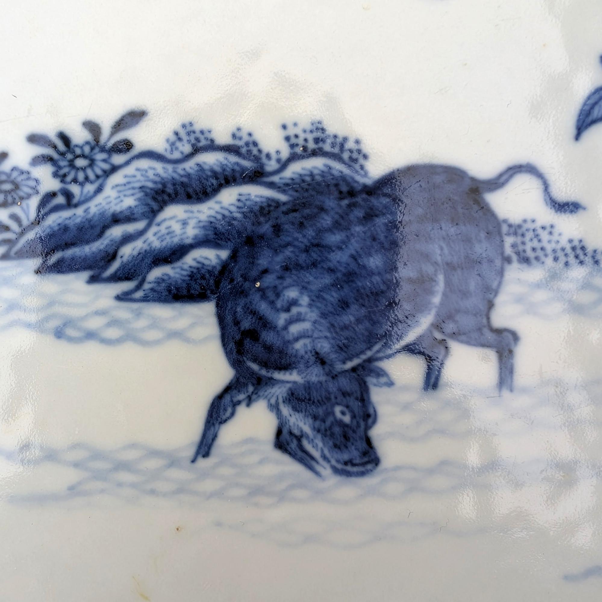 Fin du XVIIIe siècle Plat en forme de buffle et de cerf en porcelaine bleue et blanche exporté de Chine en vente