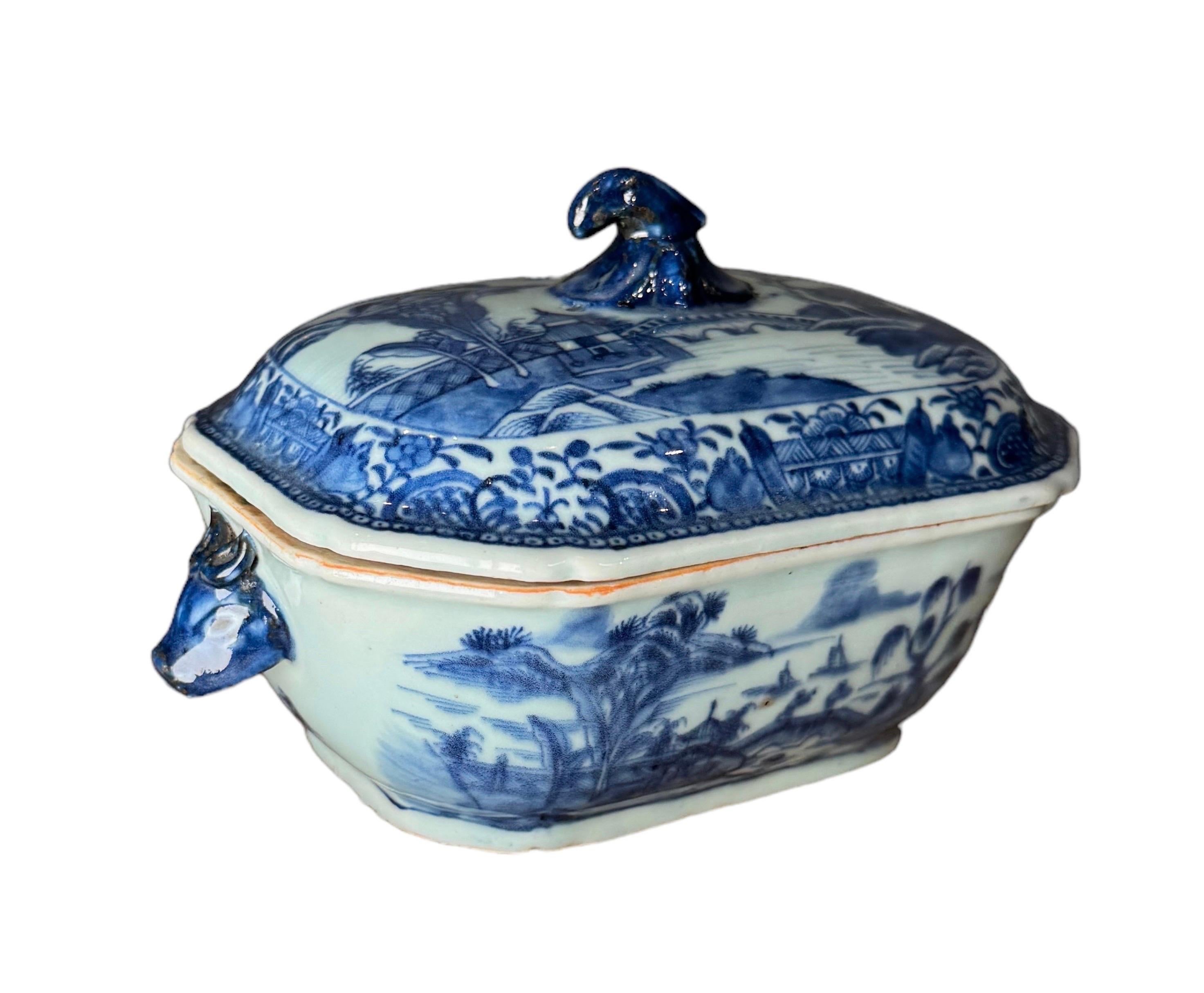 Porcellana cinese blu e bianca da esportazione
Zuppiera con coperchio, XIX secolo 