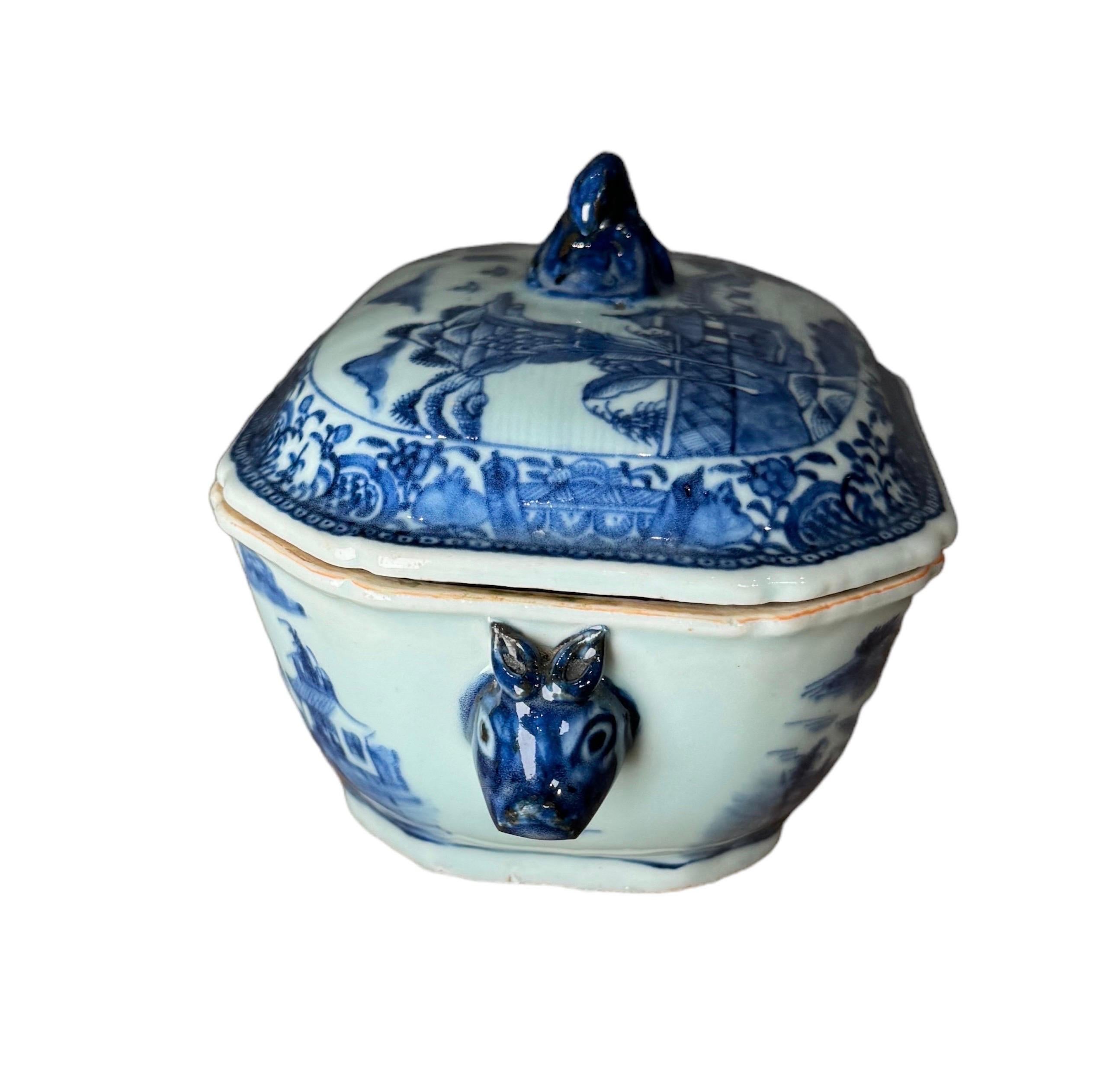 Esportazione cinese Porcellana cinese blu e bianca da esportazione
Zuppiera con coperchio, XIX secolo in vendita