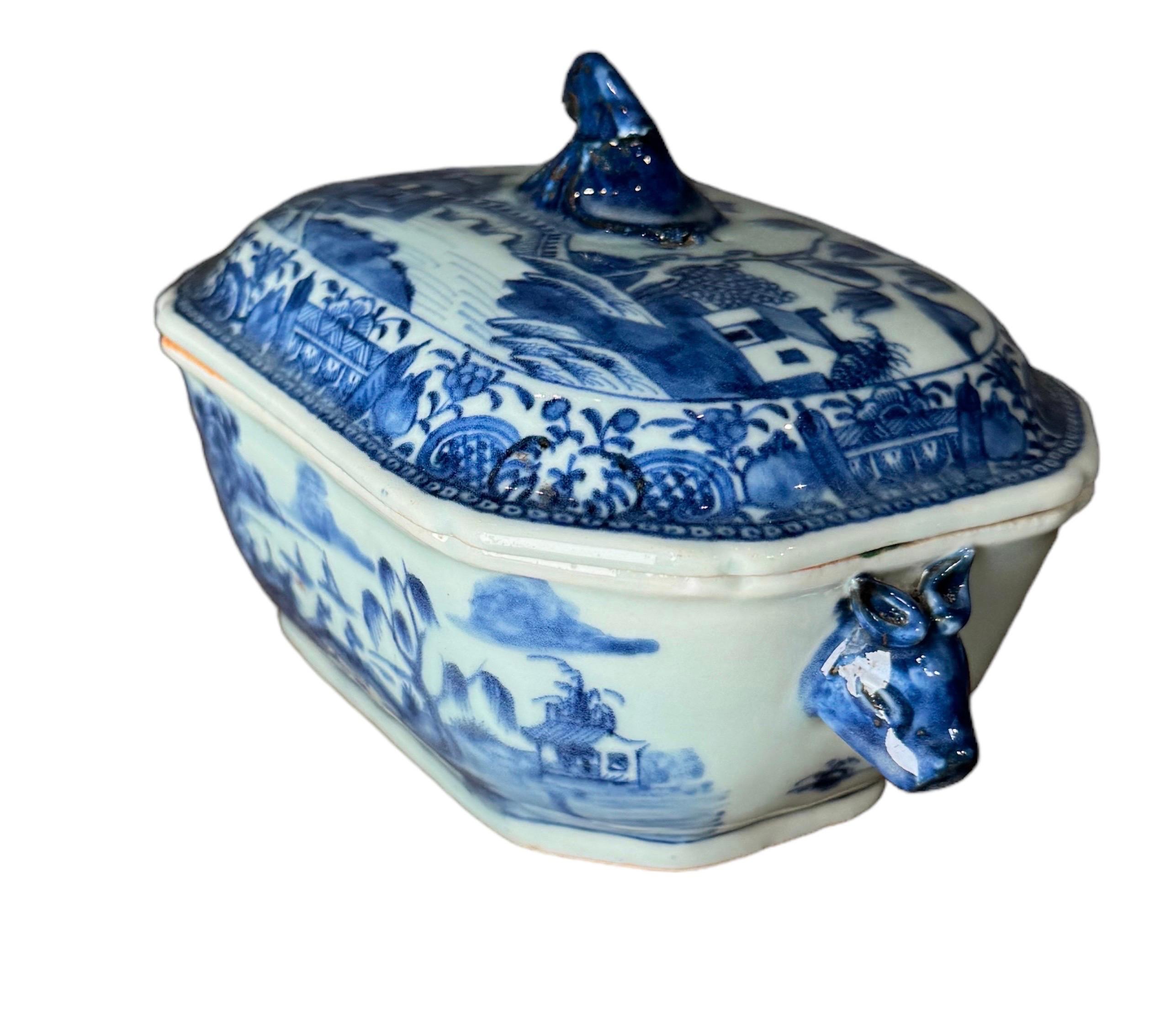 Cinese Porcellana cinese blu e bianca da esportazione
Zuppiera con coperchio, XIX secolo in vendita