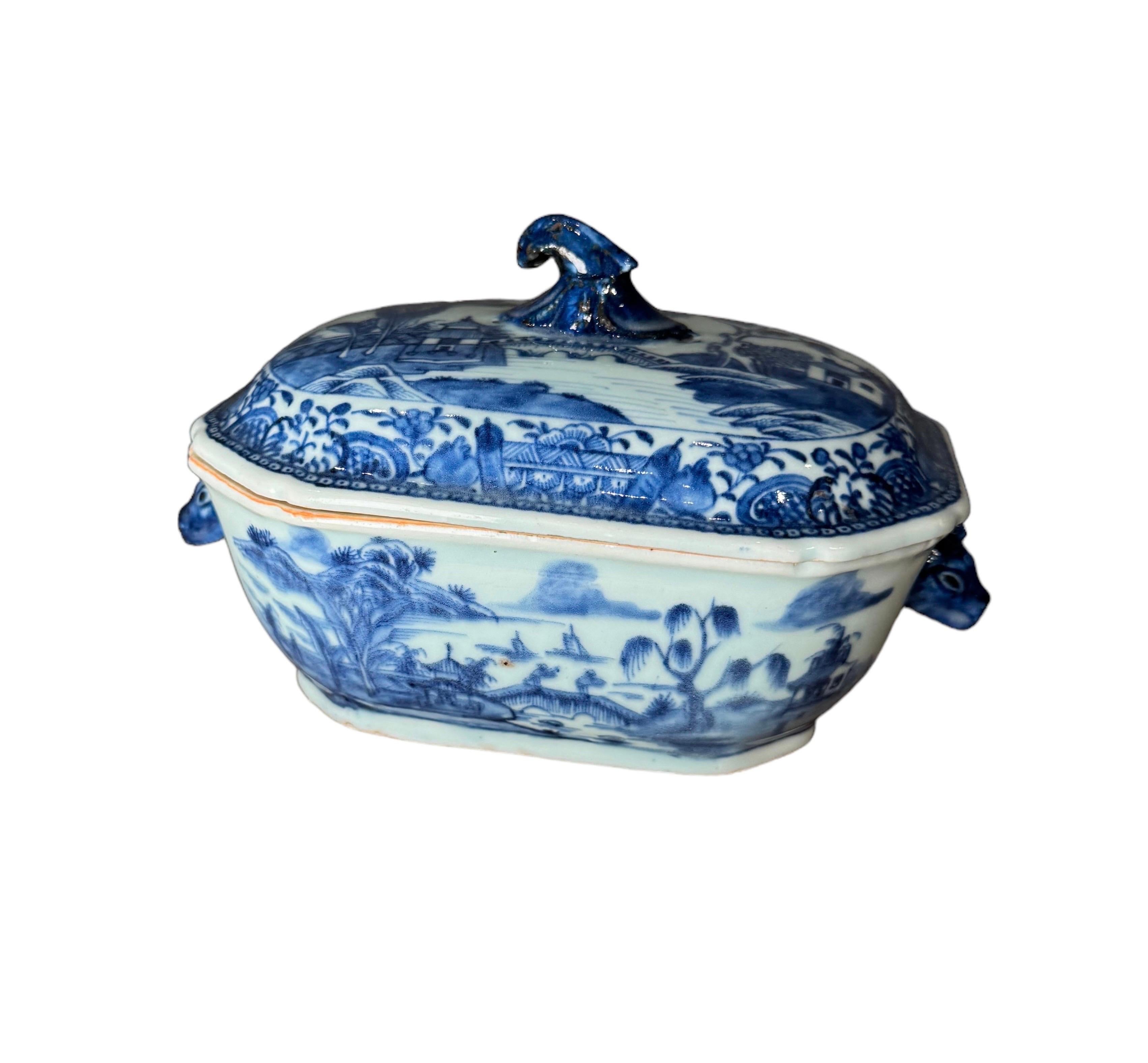 Porcellana cinese blu e bianca da esportazione
Zuppiera con coperchio, XIX secolo in vendita 1