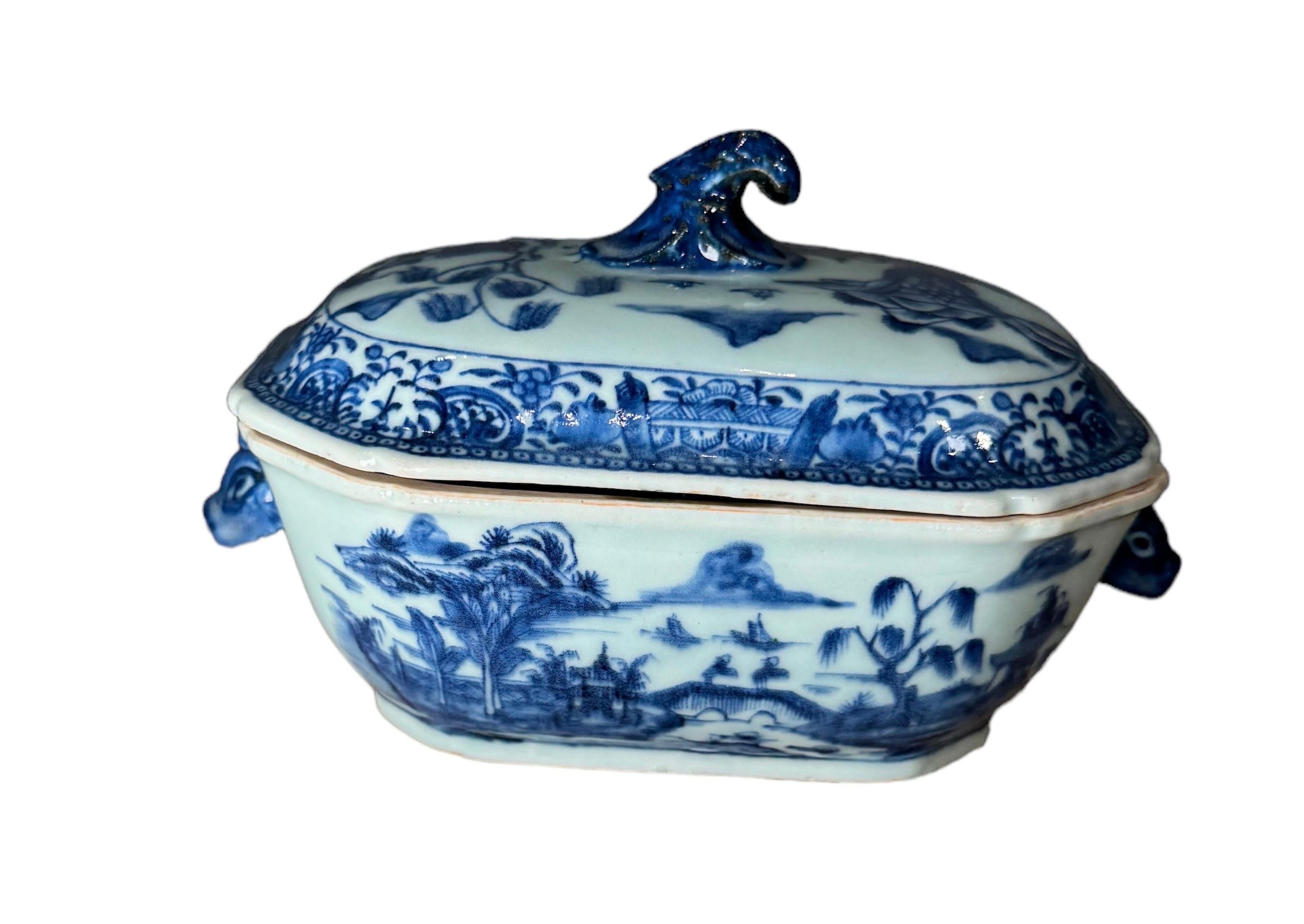 Porcellana cinese blu e bianca da esportazione
Zuppiera con coperchio, XIX secolo in vendita 3