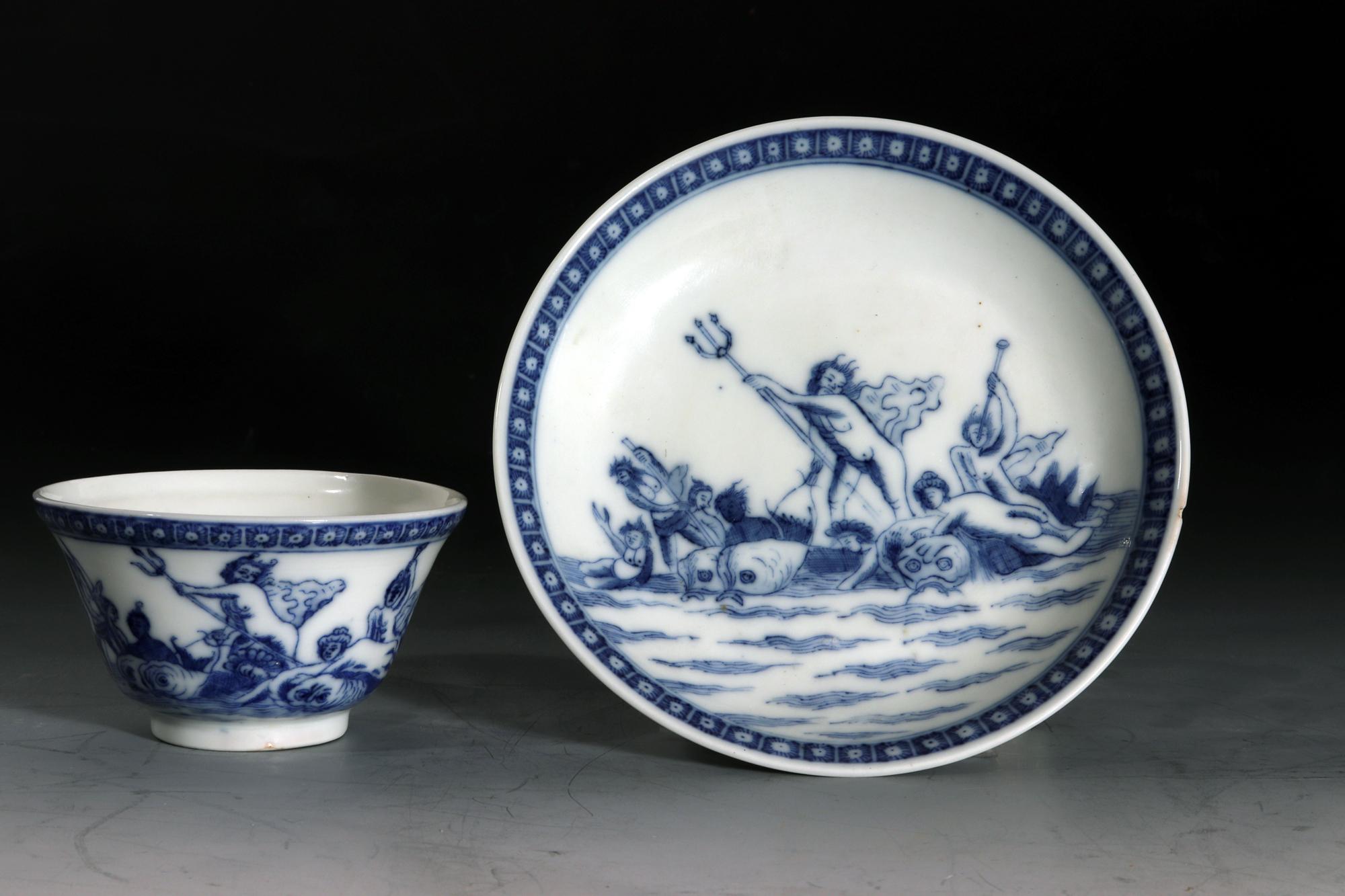 Bol et soucoupe à thé bleu et blanc en porcelaine d'exportation chinoise à sujet européen,
Neptune, le dieu de la mer,
Marché néerlandais,
Période Yongzheng,
Circa 1730-35

Cette porcelaine d'exportation chinoise, probablement fabriquée pour