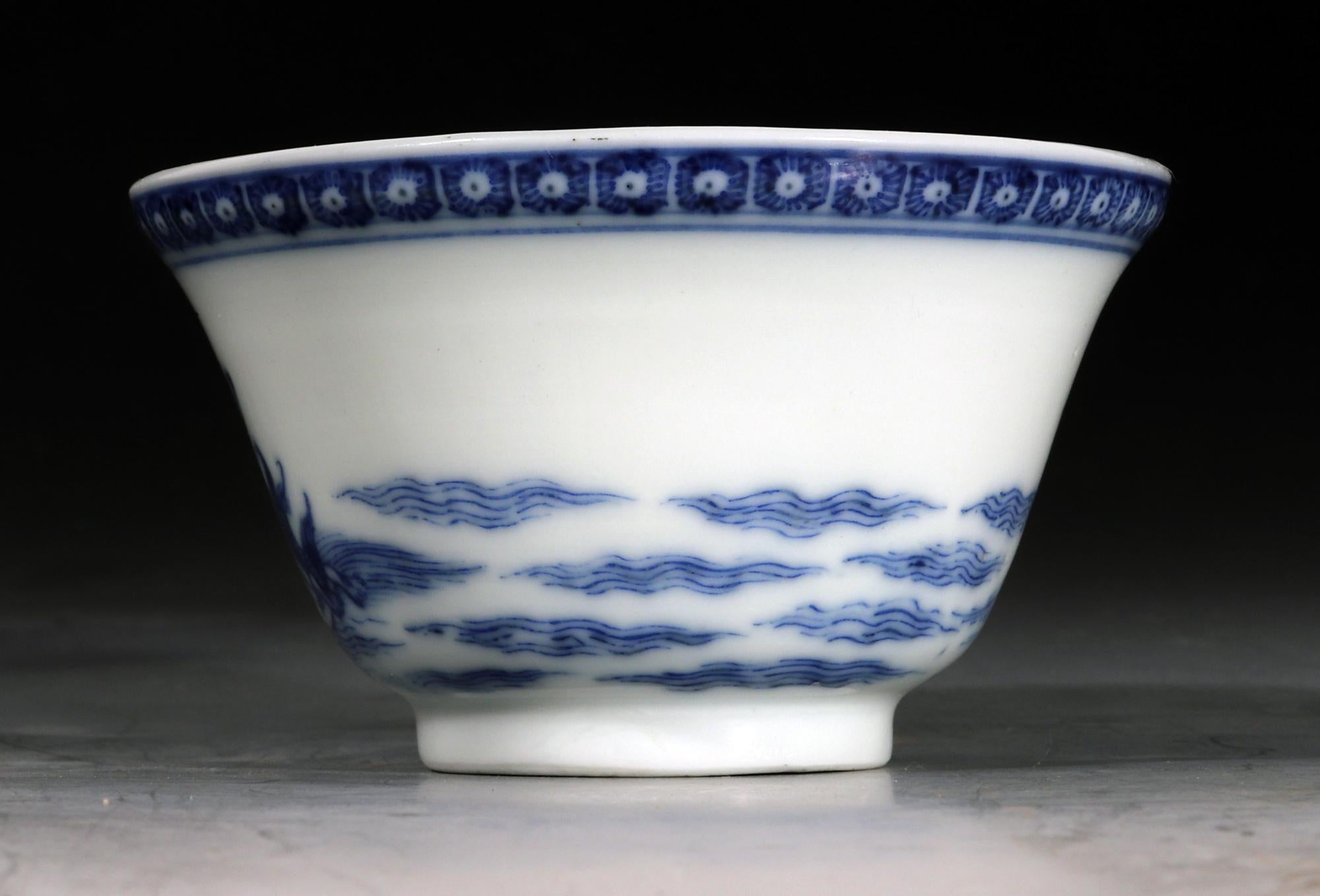 Chinesische Export-Teeschale und Untertasse in Blau und Weiß, Neptun, der Gott des Meeres (Porzellan) im Angebot