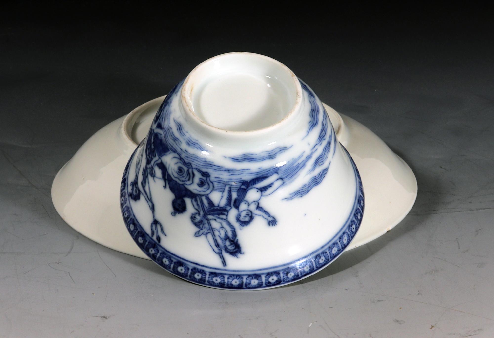 Bol à thé et soucoupe d'exportation chinoise bleu et blanc, Neptune, le dieu de la mer en vente 2