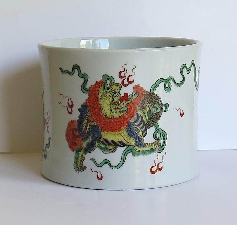 Chinese Export Brush Pot or Bitong Porcelain, Hand Painted with Three Lion Dogs In Good Condition In Lincoln, Lincolnshire