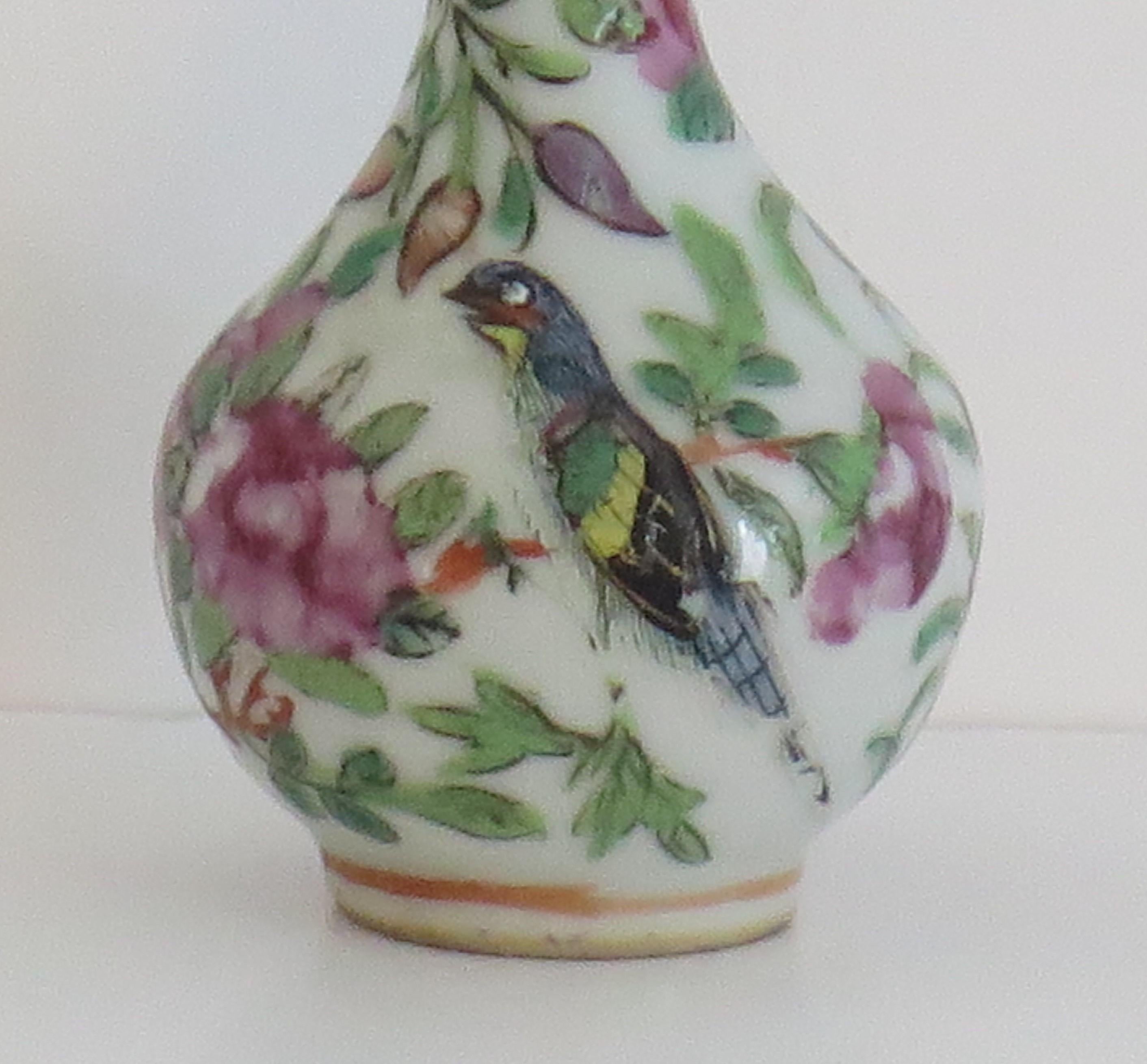Exportation chinoise Vase à bourgeons d'exportation chinoise, porcelaine Famille Rose peinte à la main, Qing, vers 1850 en vente