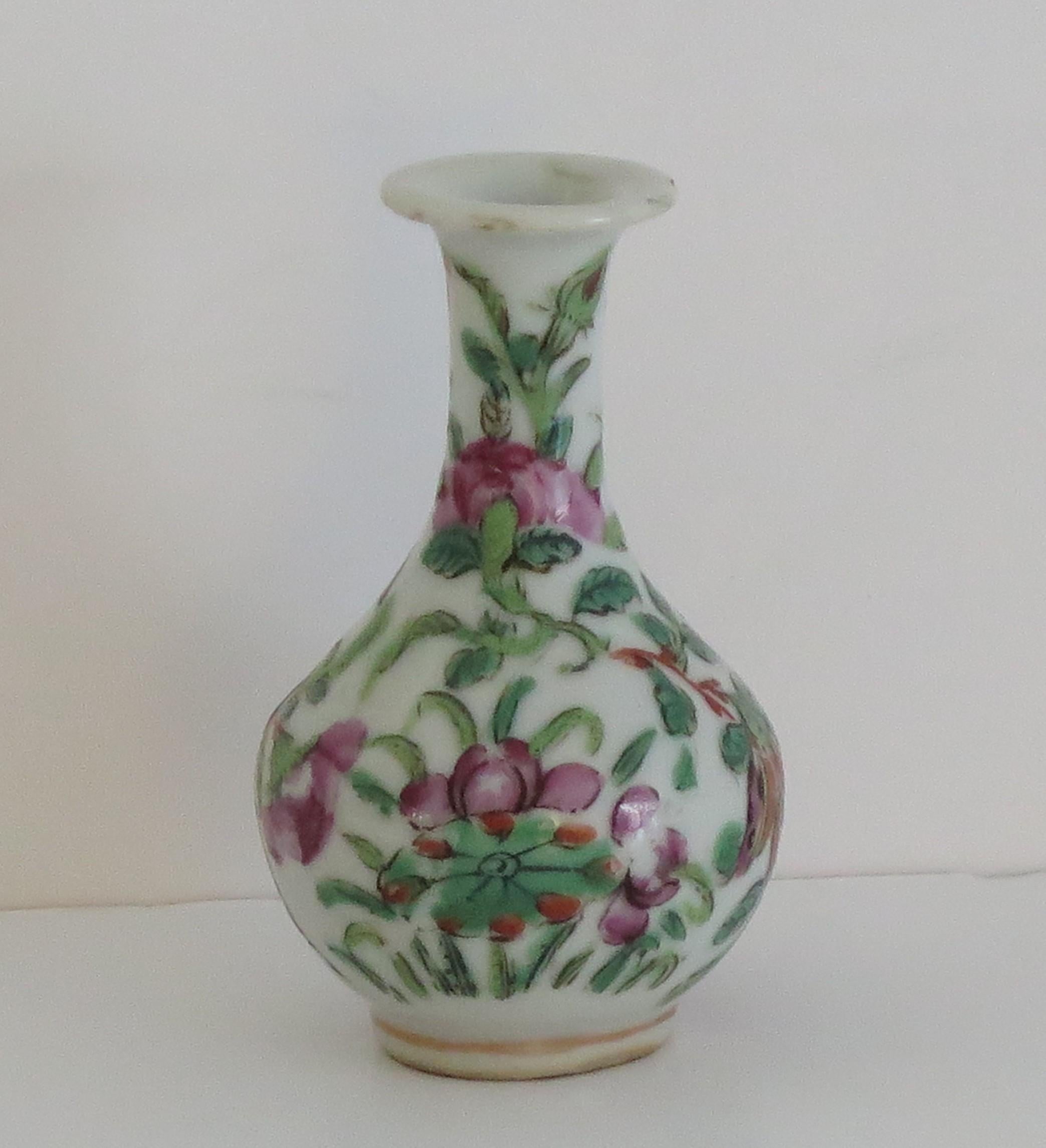 Chinois Vase à bourgeons d'exportation chinoise, porcelaine Famille Rose peinte à la main, Qing, vers 1850 en vente