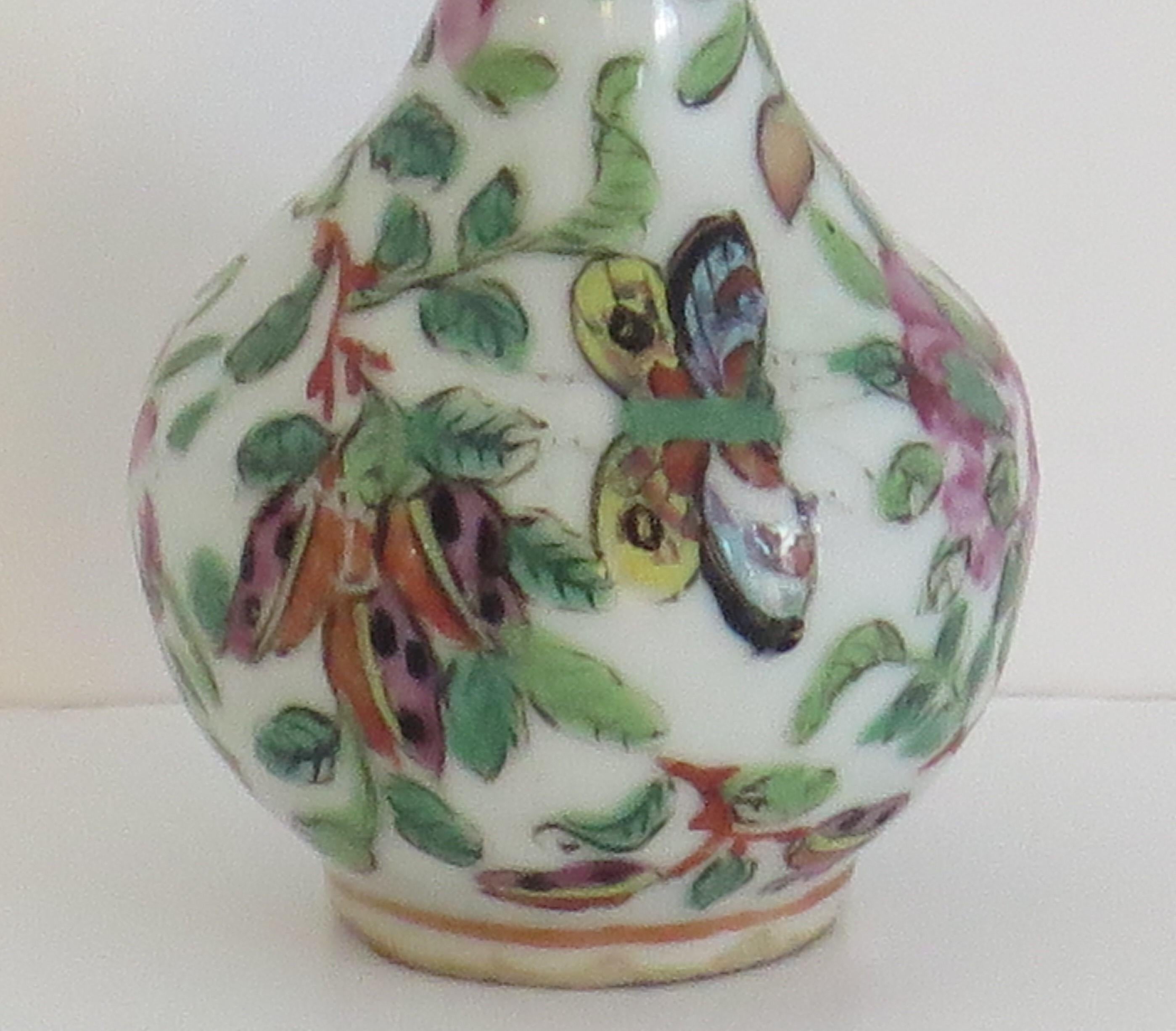 Peint à la main Vase à bourgeons d'exportation chinoise, porcelaine Famille Rose peinte à la main, Qing, vers 1850 en vente