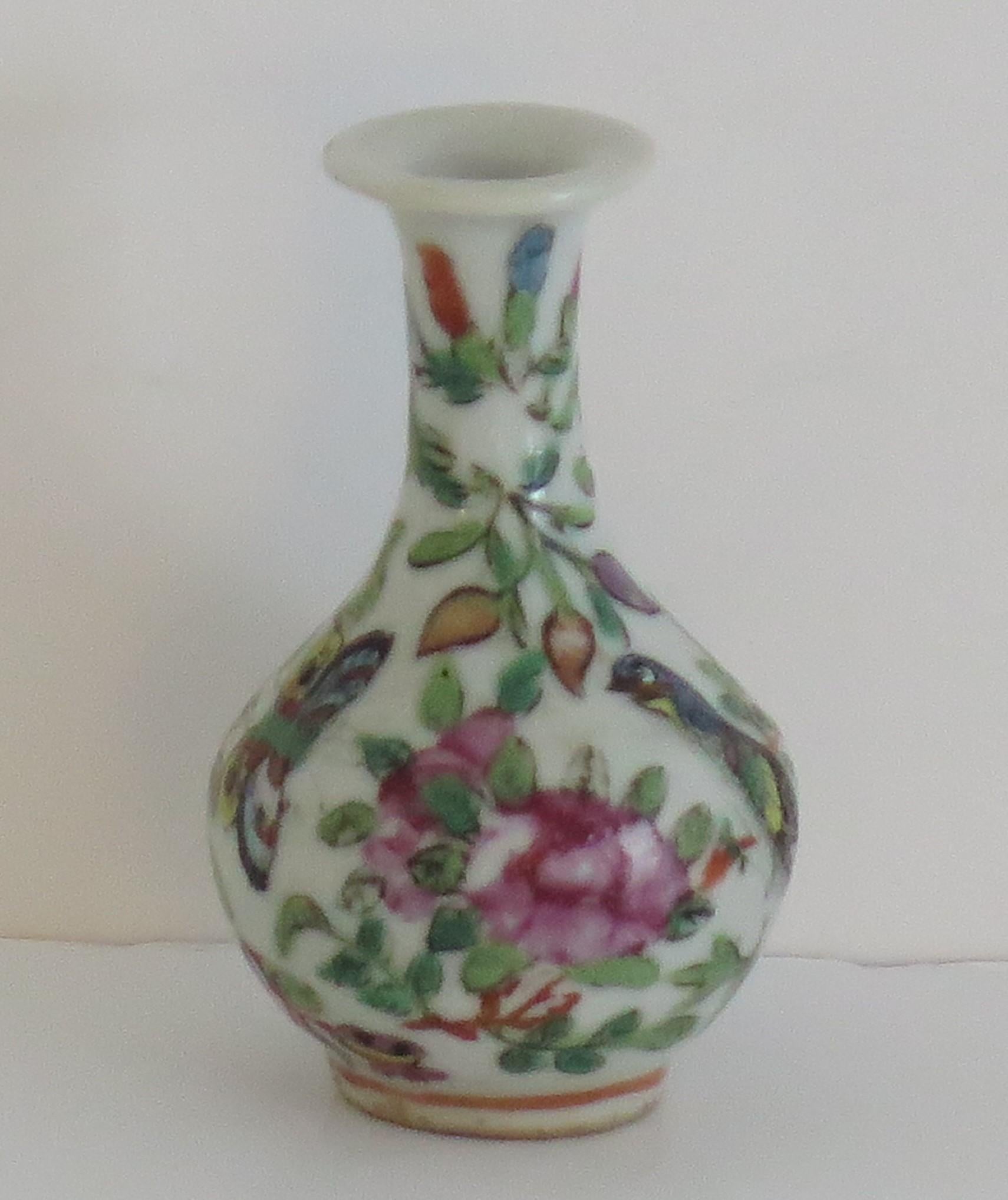 19th Century Chinese Export Bud Vase Famille Rose Porcelain Hand Painted, Qing, Circa 1850 For Sale