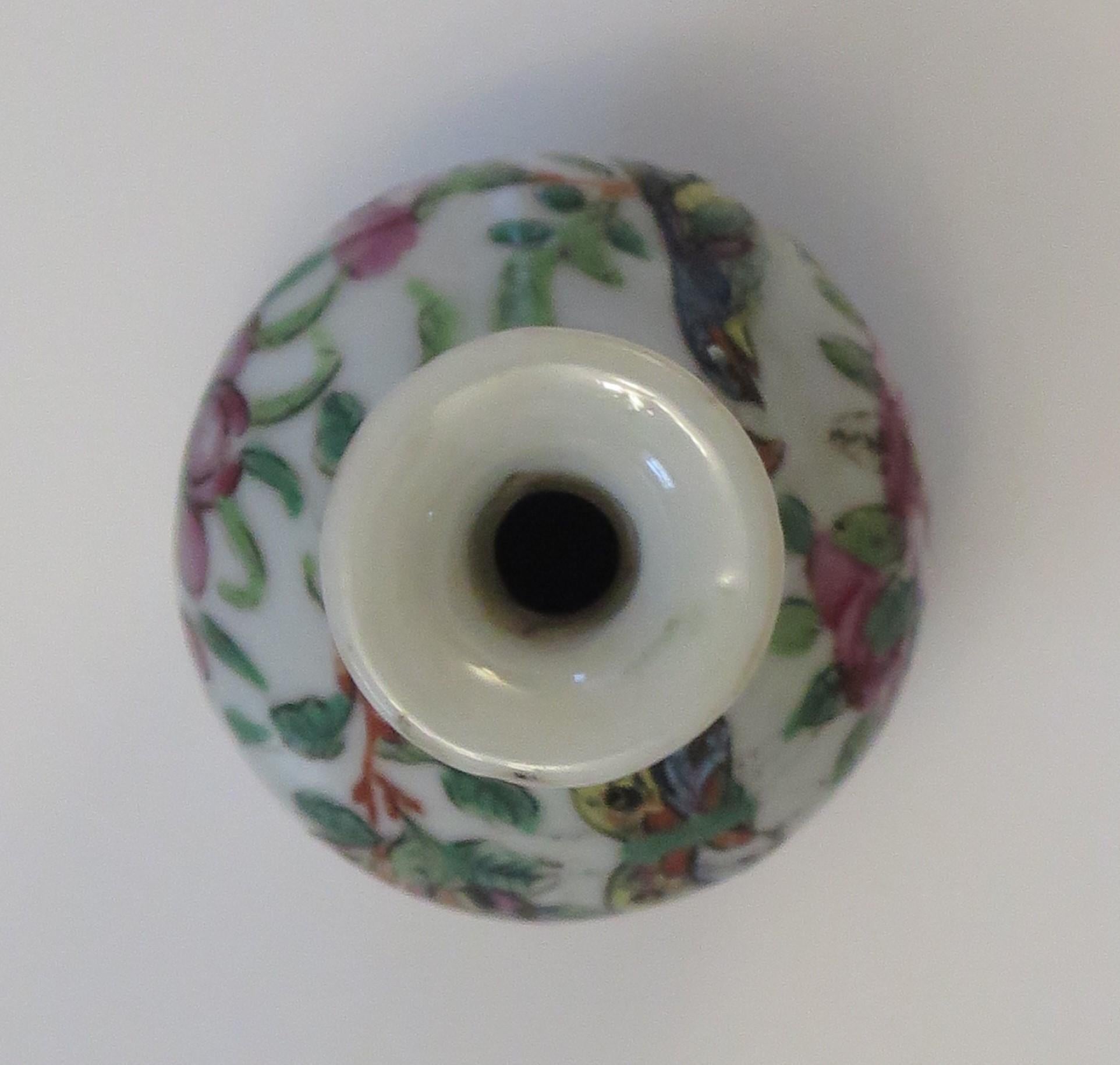 Porcelaine Vase à bourgeons d'exportation chinoise, porcelaine Famille Rose peinte à la main, Qing, vers 1850 en vente