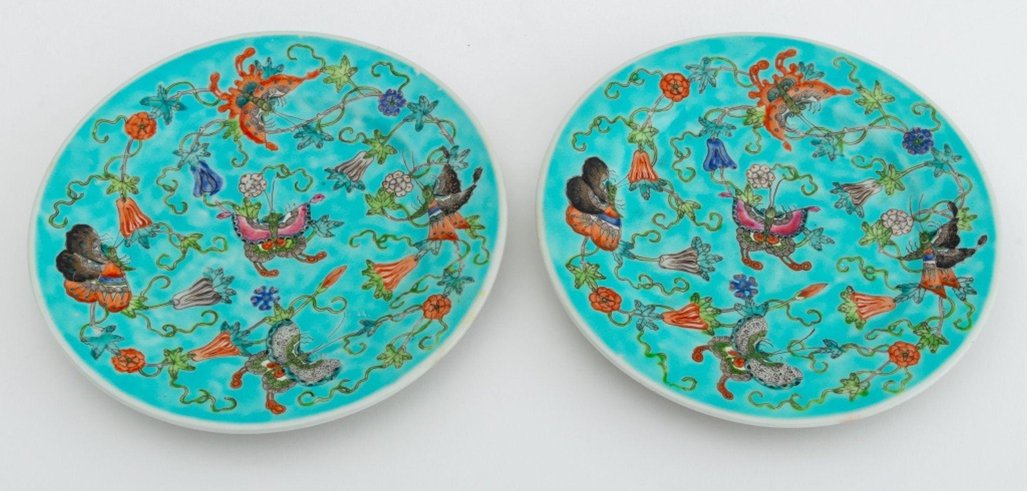 Chinese Export Butterfly Motif Turquoise Plates, 2 Glaseado en venta